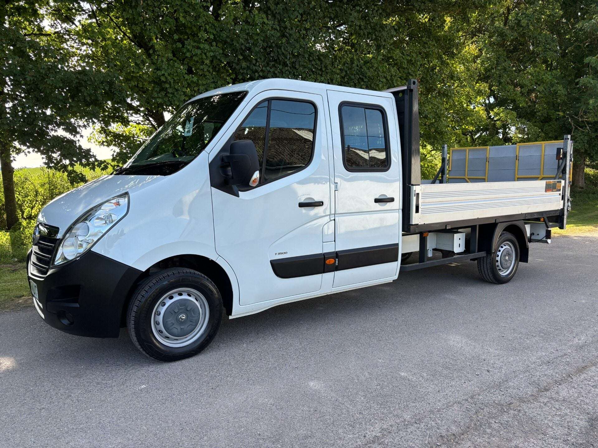 A 2016 VAUXHALL MOVANO F3500 L3 H1 125 ps Cdti Crew Cab Dropside with Tail Lift - Air Con A 2016 VAUXHALL MOVANO F3500 L3 H1 125 ps Cdti Crew Cab Dropside with Tail Lift - Air Con