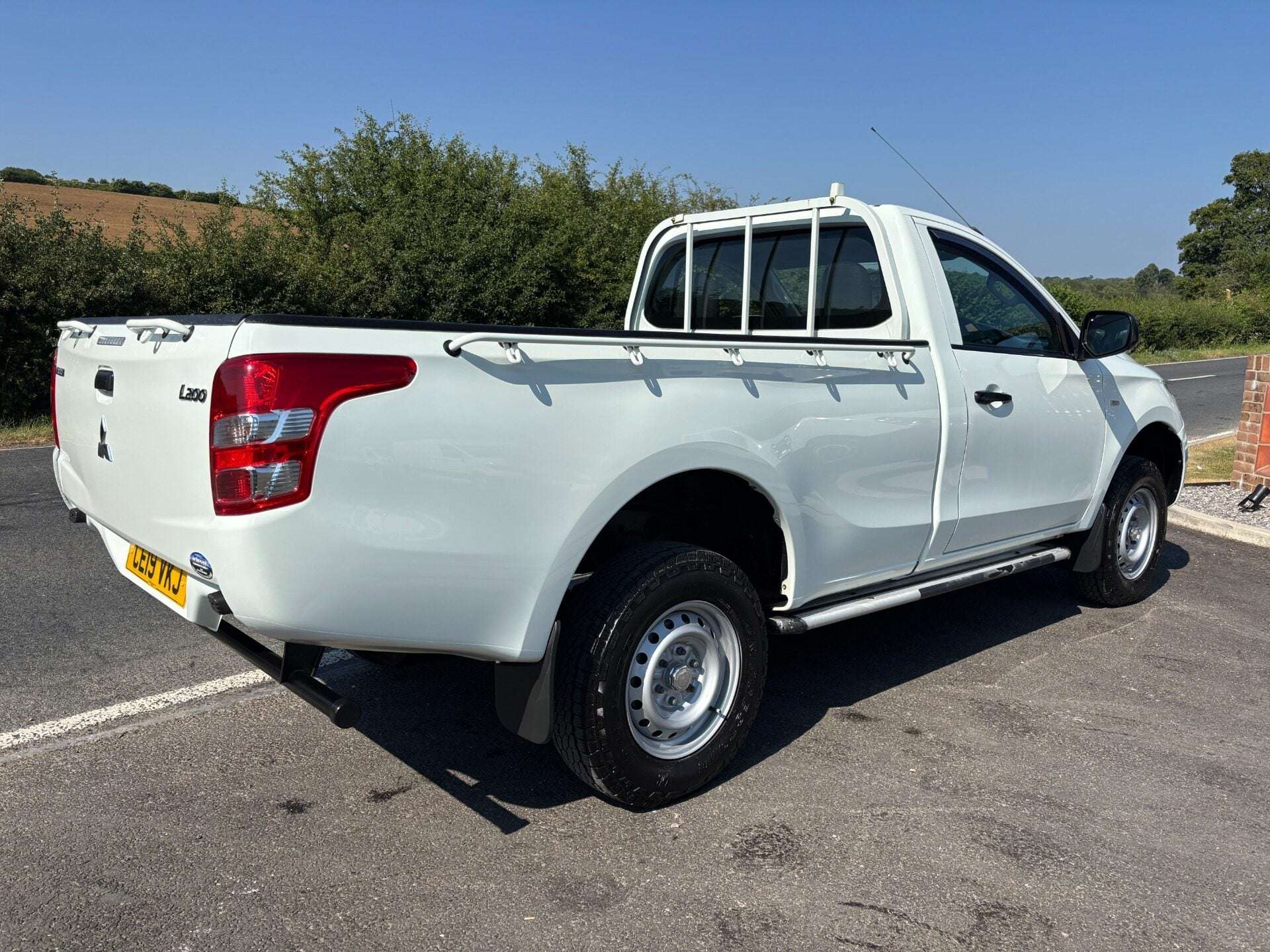 A 2019 MITSUBISHI L200 DI-D 4WD 4Life Single Cab Pickup - Air Con A 2019 MITSUBISHI L200 DI-D 4WD 4Life Single Cab Pickup - Air Con