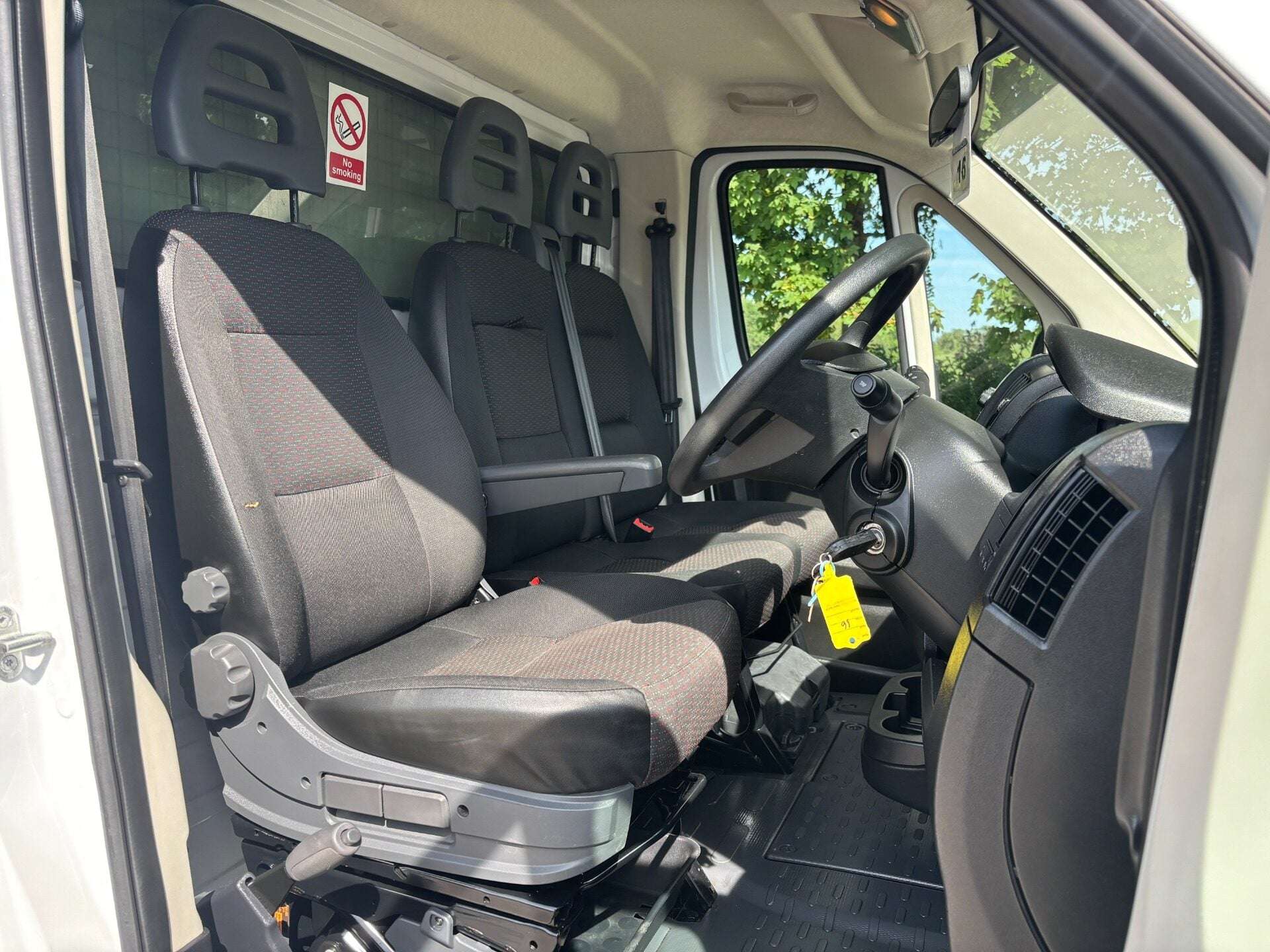 A 2021 PEUGEOT BOXER 335 L3 140 ps Drop & Go AKFS Lo Loader - Air Con & Sat Nav A 2021 PEUGEOT BOXER 335 L3 140 ps Drop & Go AKFS Lo Loader - Air Con & Sat Nav