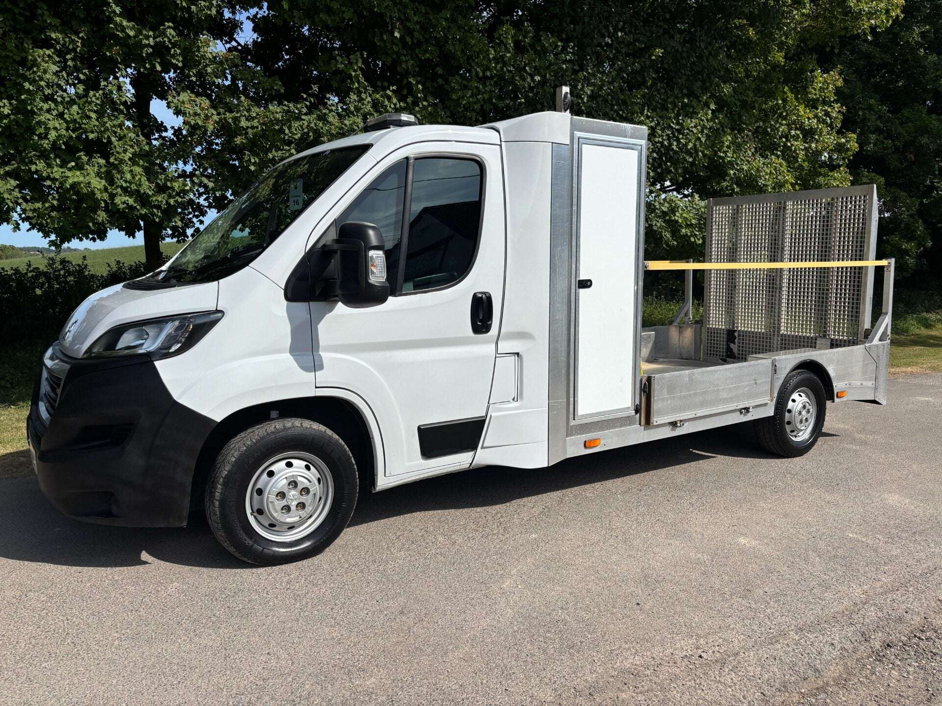 A 2021 PEUGEOT BOXER 335 L3 140 ps Drop & Go AKFS Lo Loader - Air Con & Sat Nav A 2021 PEUGEOT BOXER 335 L3 140 ps Drop & Go AKFS Lo Loader - Air Con & Sat Nav