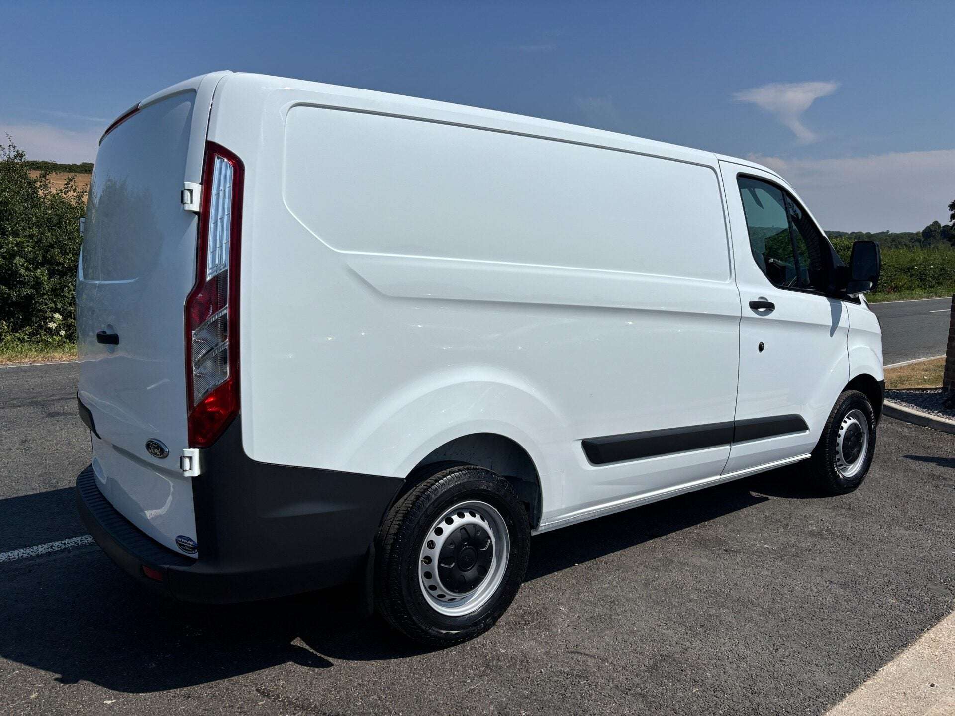 A 2017 FORD TRANSIT CUSTOM 310 L1 105 ps Base Panel Van - Air Con A 2017 FORD TRANSIT CUSTOM 310 L1 105 ps Base Panel Van - Air Con
