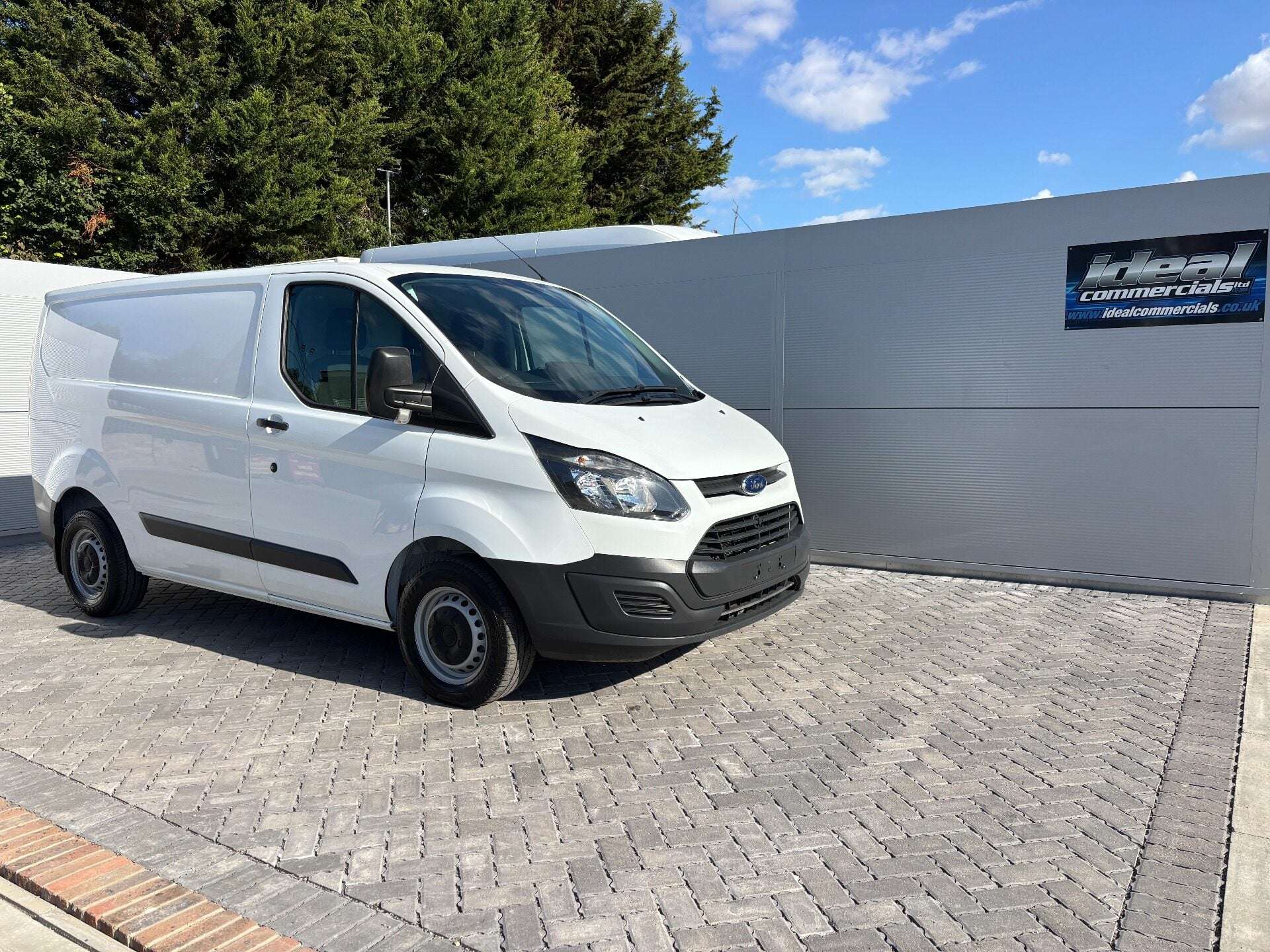 A 2017 FORD TRANSIT CUSTOM 310 L1 105 ps Base Panel Van - Air Con A 2017 FORD TRANSIT CUSTOM 310 L1 105 ps Base Panel Van - Air Con