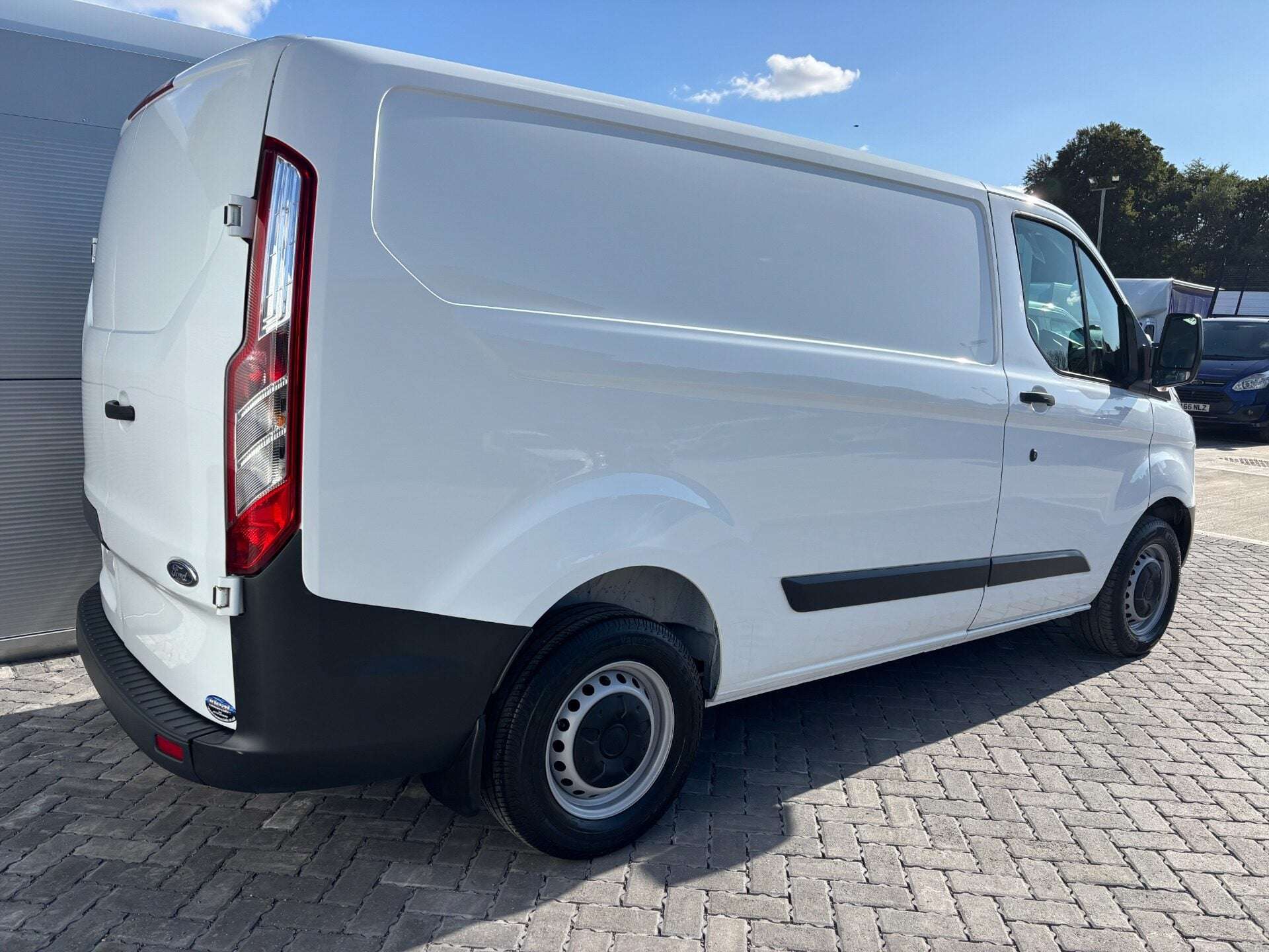 A 2017 FORD TRANSIT CUSTOM 310 L1 105 ps Base Panel Van - Air Con A 2017 FORD TRANSIT CUSTOM 310 L1 105 ps Base Panel Van - Air Con