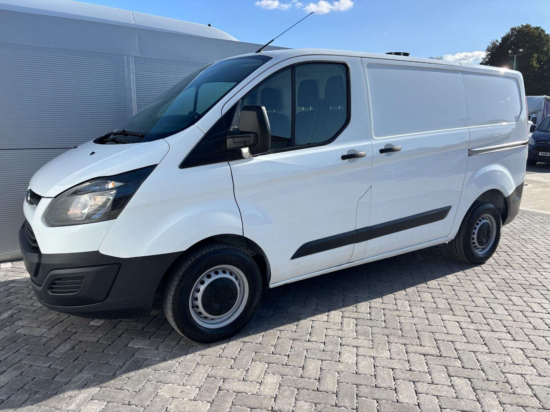 A 2017 FORD TRANSIT CUSTOM 310 L1 105 ps Base Panel Van - Air Con A 2017 FORD TRANSIT CUSTOM 310 L1 105 ps Base Panel Van - Air Con