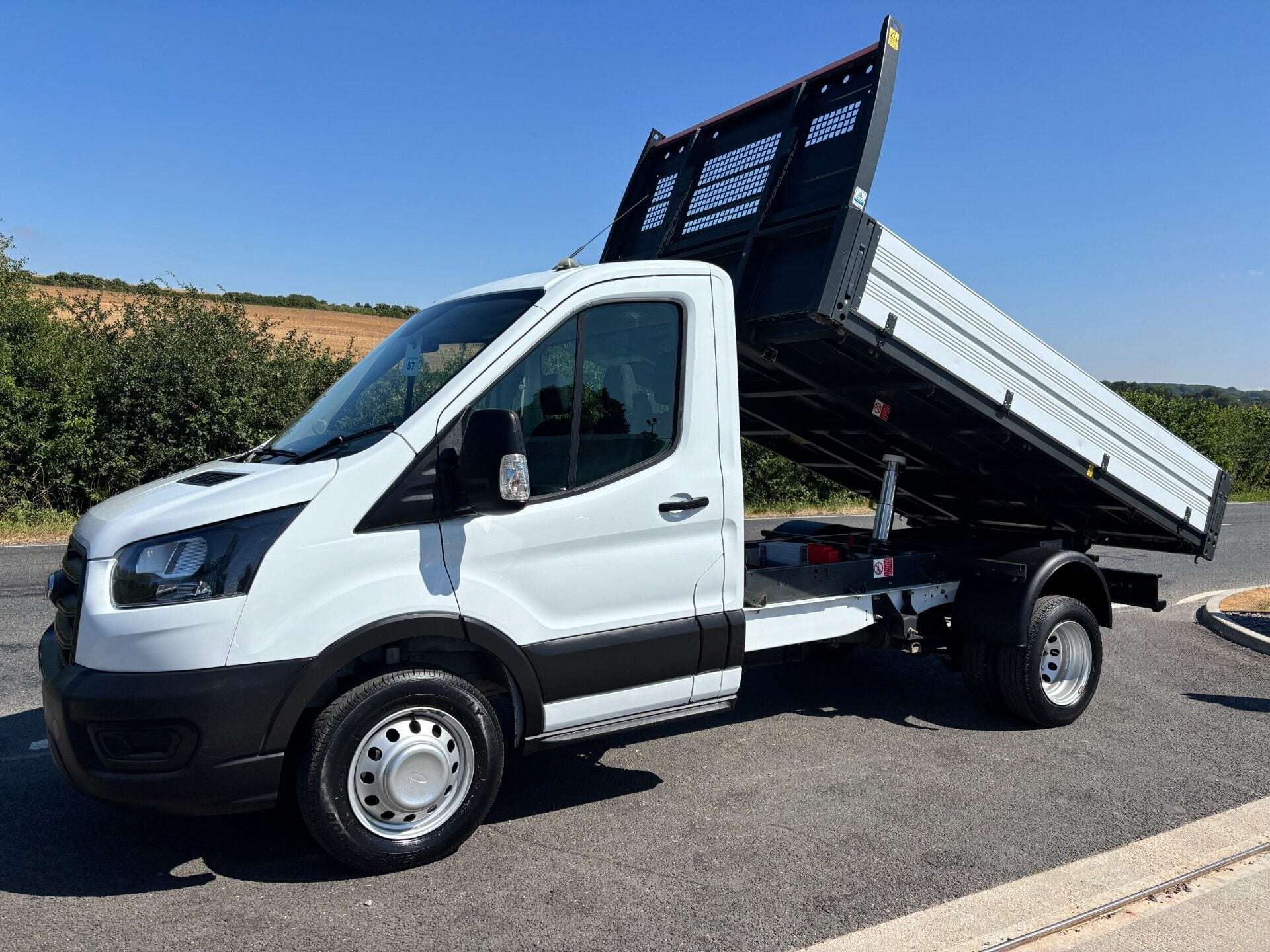 A 2021 FORD TRANSIT 350 Drw L2 130 ps Single Cab Tipper A 2021 FORD TRANSIT 350 Drw L2 130 ps Single Cab Tipper
