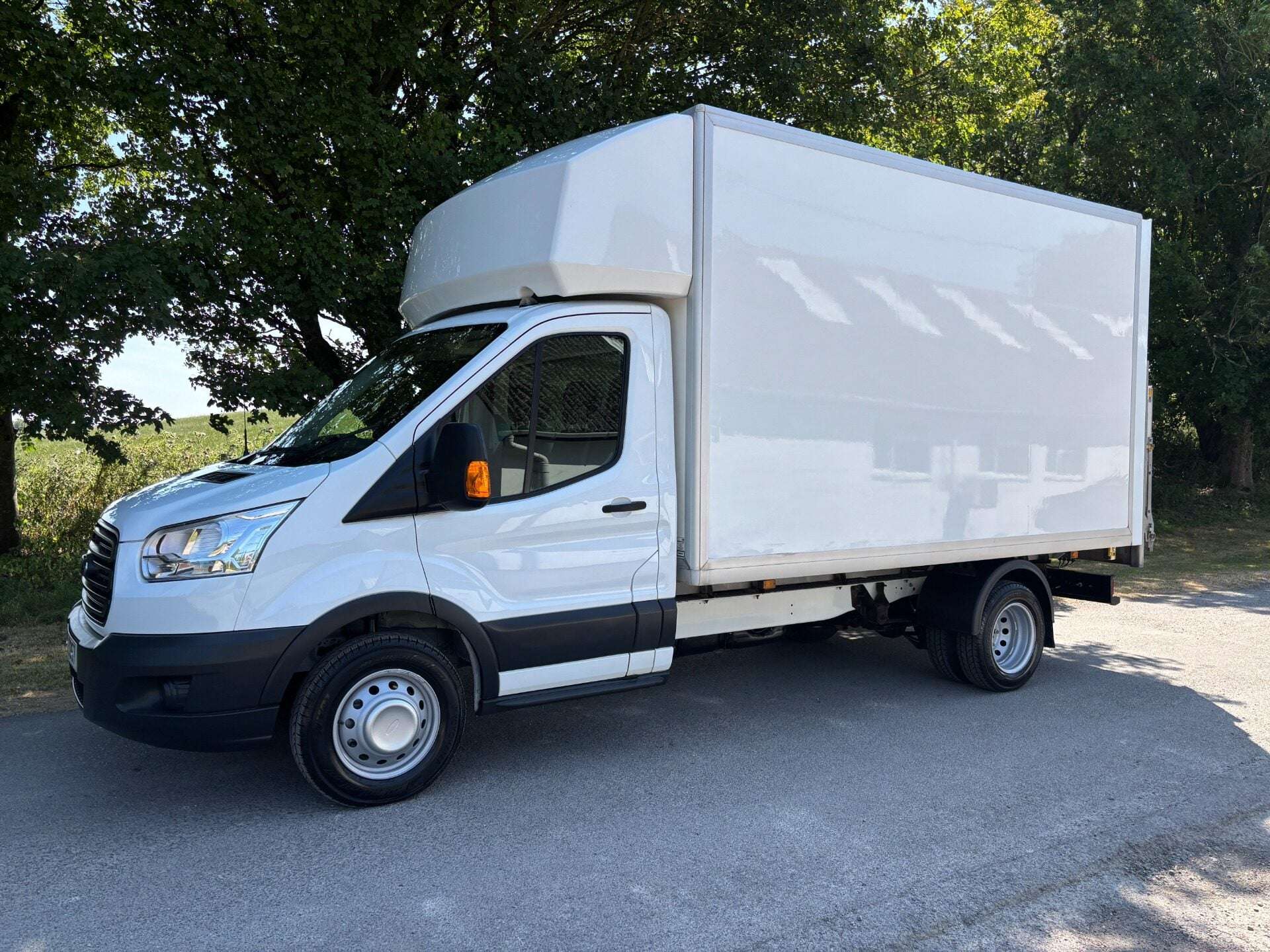 A 2015 FORD TRANSIT 350 Drw L3 155 ps Luton with Tail Lift - Air Conditioning A 2015 FORD TRANSIT 350 Drw L3 155 ps Luton with Tail Lift - Air Conditioning