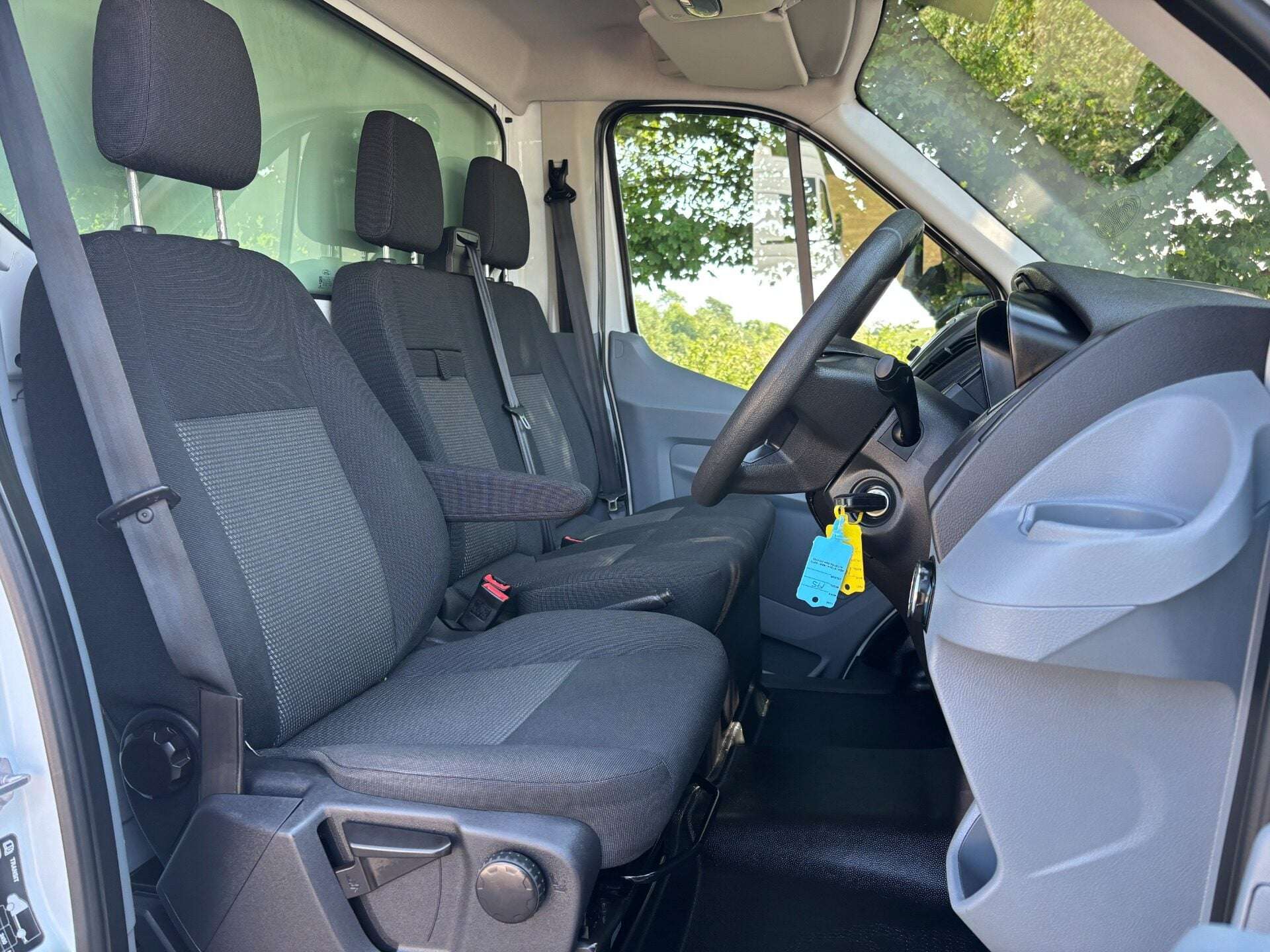 A 2015 FORD TRANSIT 350 Drw L3 155 ps Luton with Tail Lift - Air Conditioning A 2015 FORD TRANSIT 350 Drw L3 155 ps Luton with Tail Lift - Air Conditioning