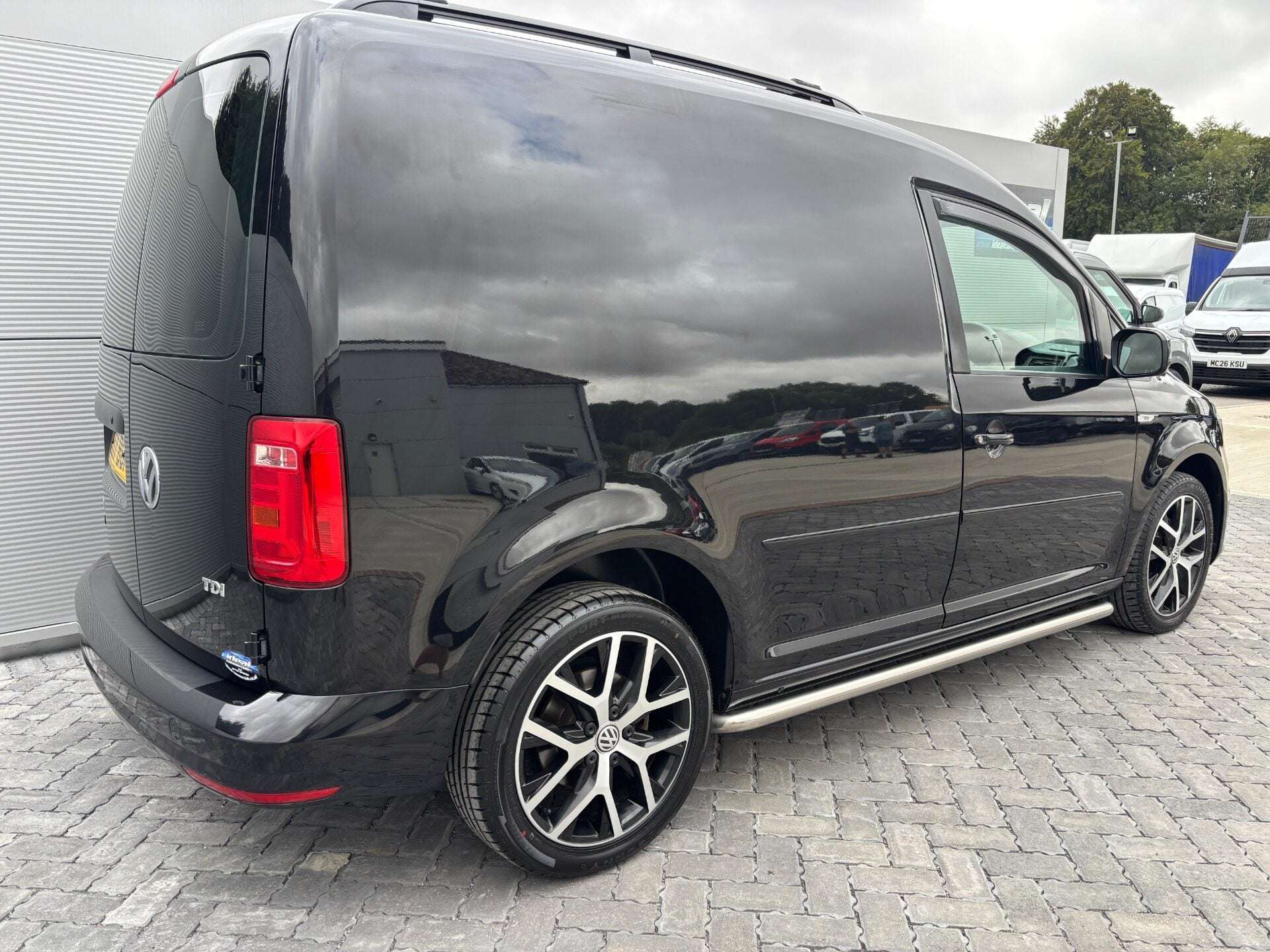 A 2017 VOLKSWAGEN CADDY C20 Tdi Black Edition A 2017 VOLKSWAGEN CADDY C20 Tdi Black Edition