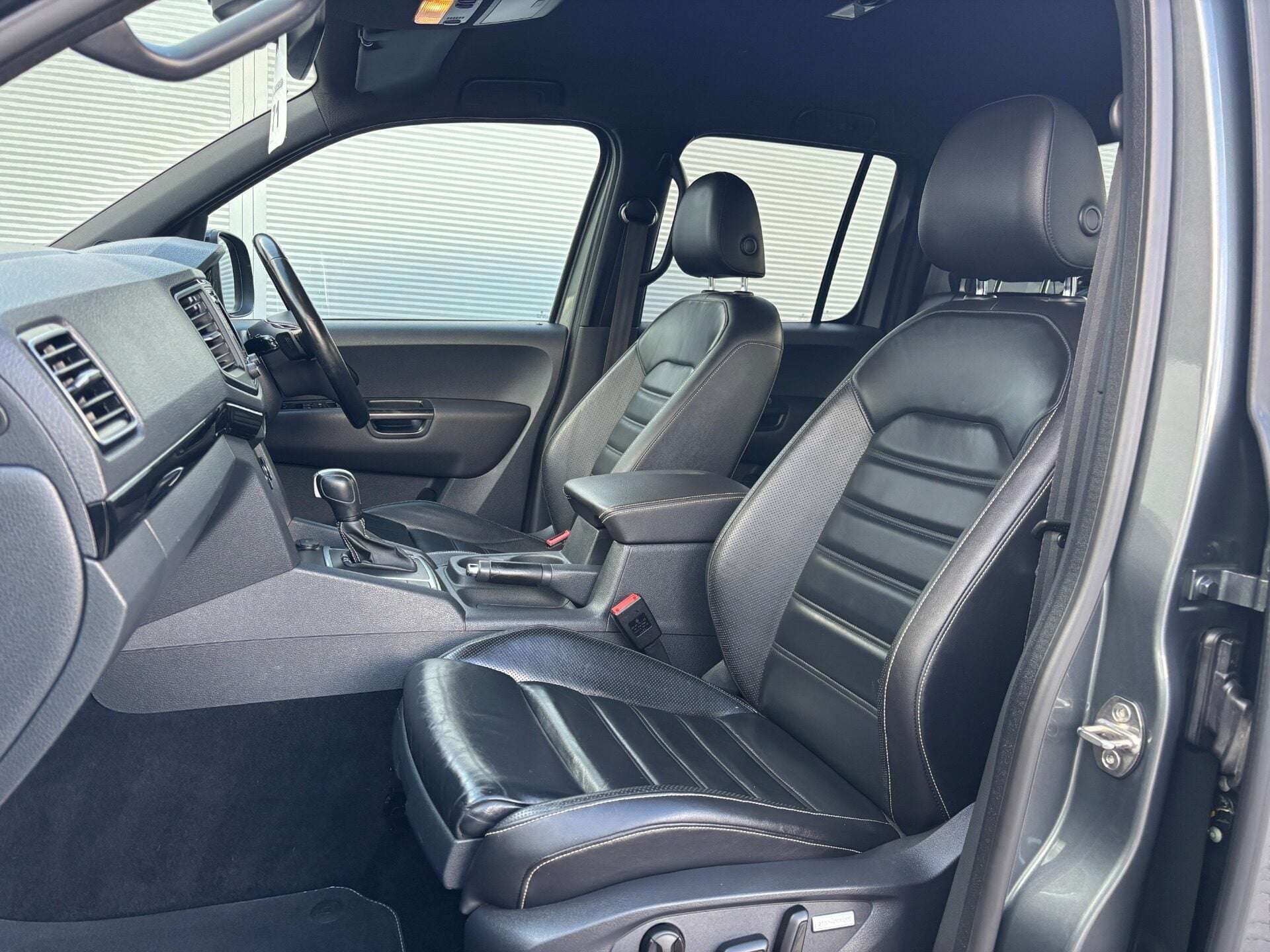 A 2020 VOLKSWAGEN AMAROK V6 258 Tdi DSG Aventura Black Edition 4Motion with Roller Shutter A 2020 VOLKSWAGEN AMAROK V6 258 Tdi DSG Aventura Black Edition 4Motion with Roller Shutter