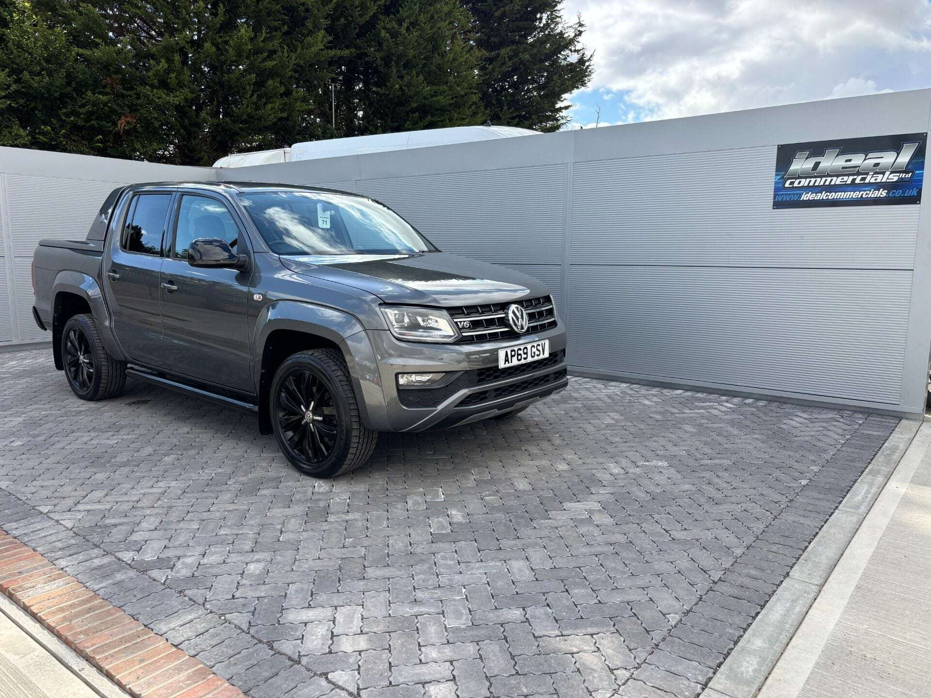 A 2020 VOLKSWAGEN AMAROK V6 258 Tdi DSG Aventura Black Edition 4Motion with Roller Shutter A 2020 VOLKSWAGEN AMAROK V6 258 Tdi DSG Aventura Black Edition 4Motion with Roller Shutter