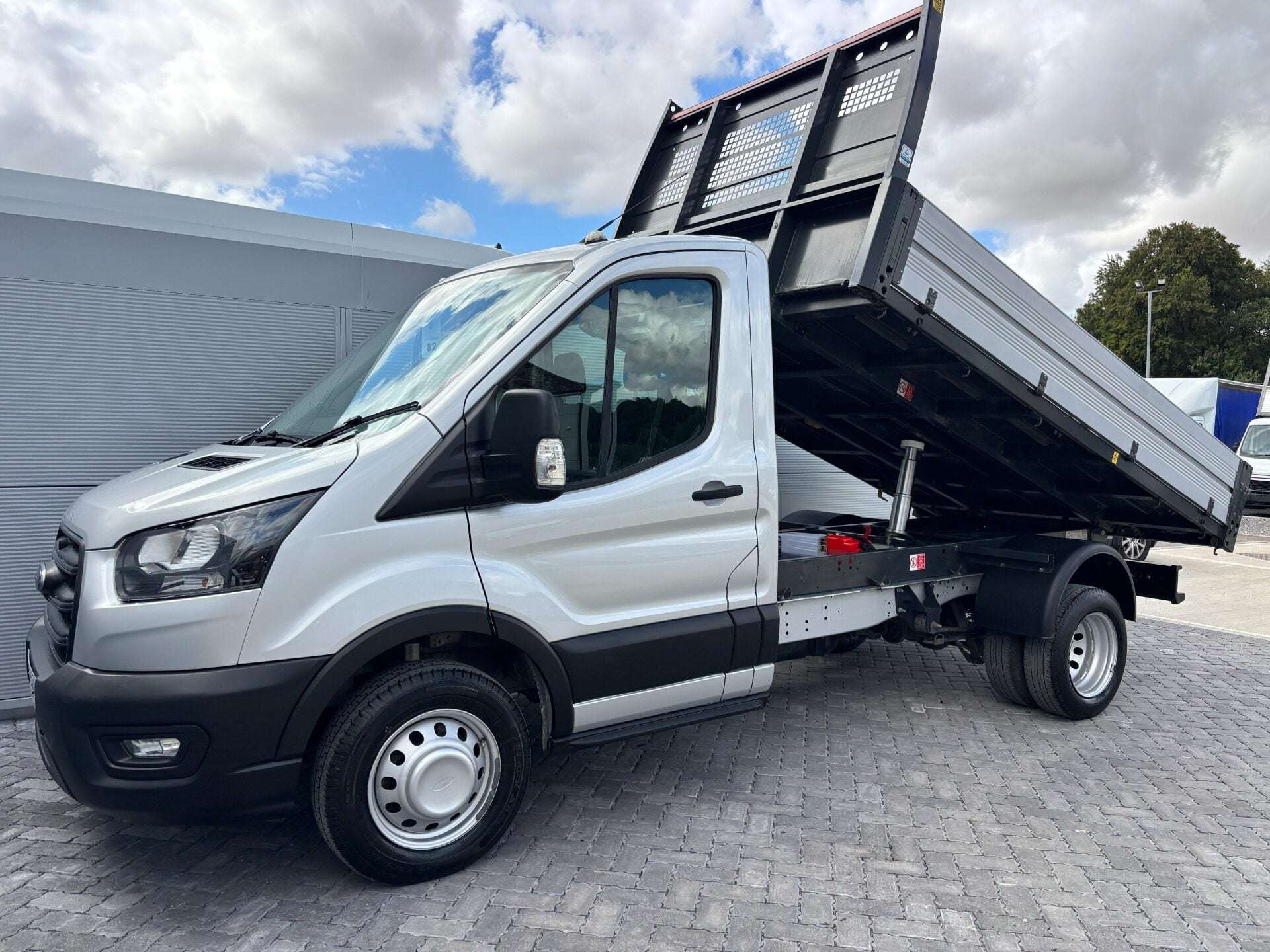 A 2022 FORD TRANSIT 350 Drw L2 130 ps Single Cab Tipper - Air Con / Sat Nav / Tow Axle A 2022 FORD TRANSIT 350 Drw L2 130 ps Single Cab Tipper - Air Con / Sat Nav / Tow Axle
