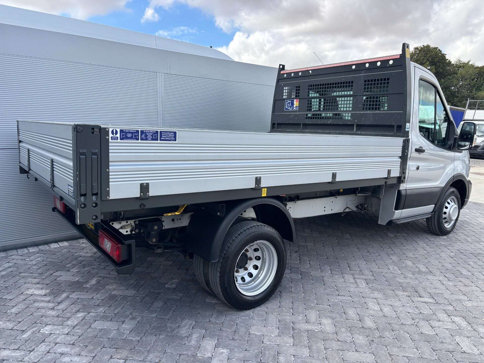 A 2022 FORD TRANSIT 350 Drw L2 130 ps Single Cab Tipper - Air Con / Sat Nav / Tow Axle A 2022 FORD TRANSIT 350 Drw L2 130 ps Single Cab Tipper - Air Con / Sat Nav / Tow Axle
