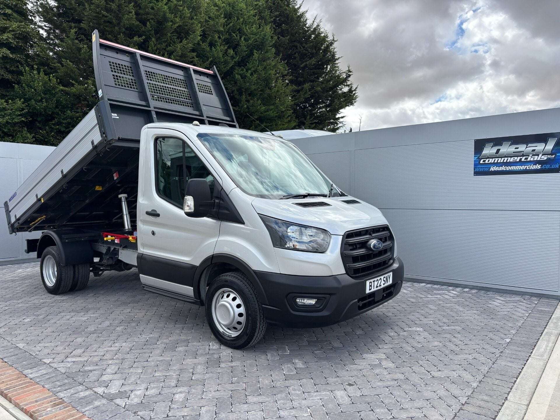 A 2022 FORD TRANSIT 350 Drw L2 130 ps Single Cab Tipper - Air Con / Sat Nav / Tow Axle A 2022 FORD TRANSIT 350 Drw L2 130 ps Single Cab Tipper - Air Con / Sat Nav / Tow Axle