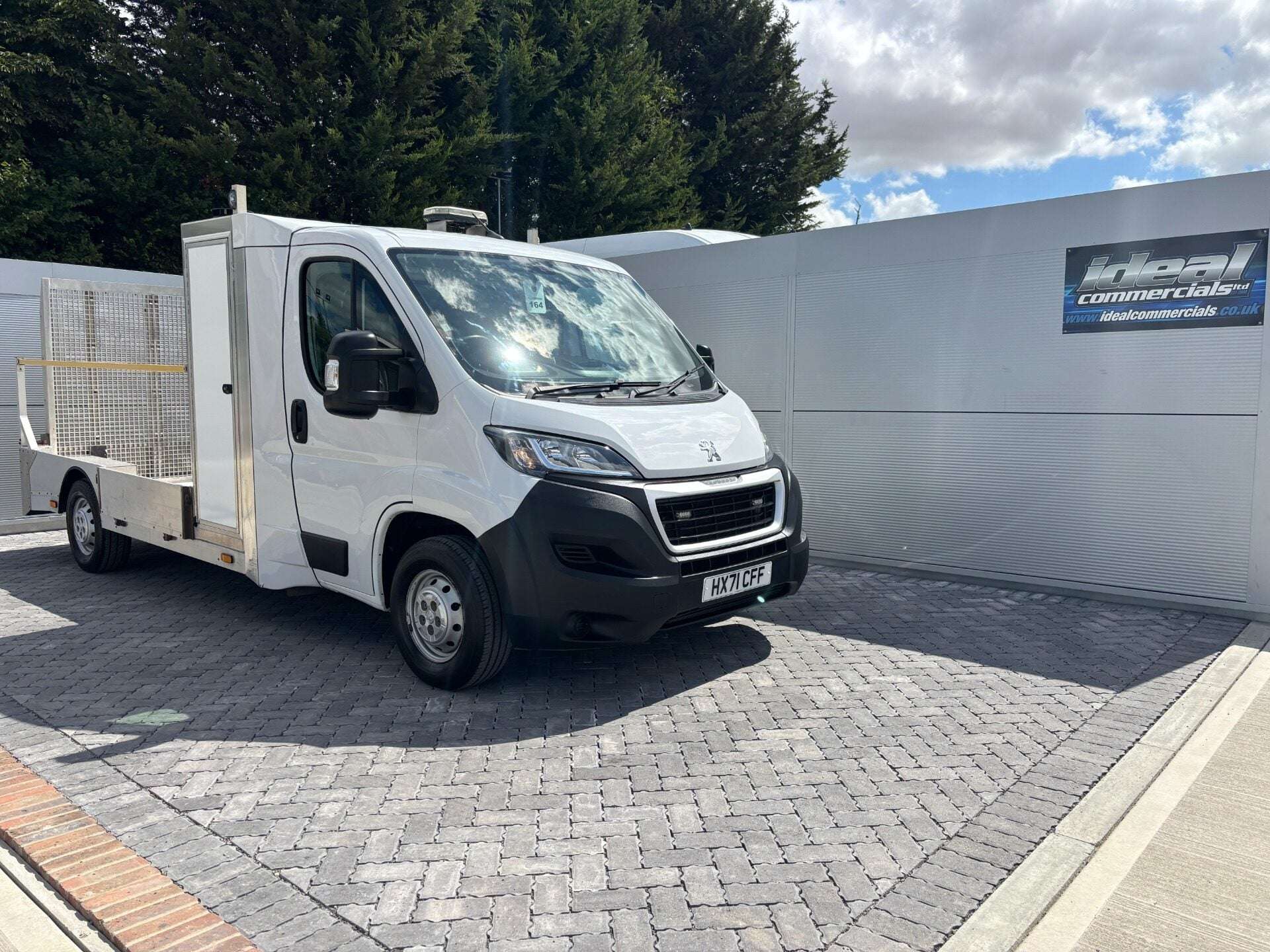 A 2021 PEUGEOT BOXER 335 L3 140 ps Drop & Go AKFS Lo Loader - Air Con A 2021 PEUGEOT BOXER 335 L3 140 ps Drop & Go AKFS Lo Loader - Air Con