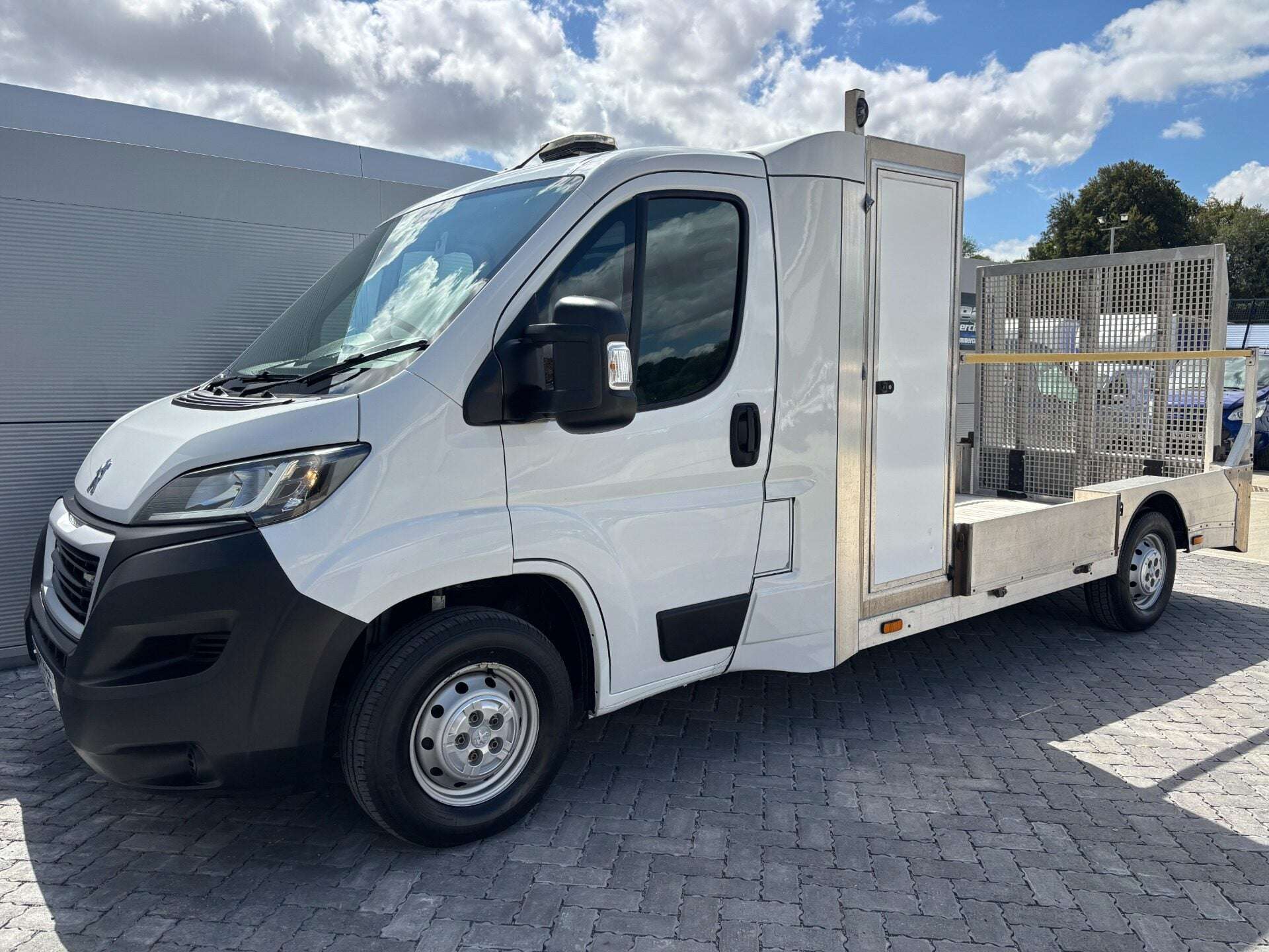 A 2021 PEUGEOT BOXER 335 L3 140 ps Drop & Go AKFS Lo Loader - Air Con A 2021 PEUGEOT BOXER 335 L3 140 ps Drop & Go AKFS Lo Loader - Air Con