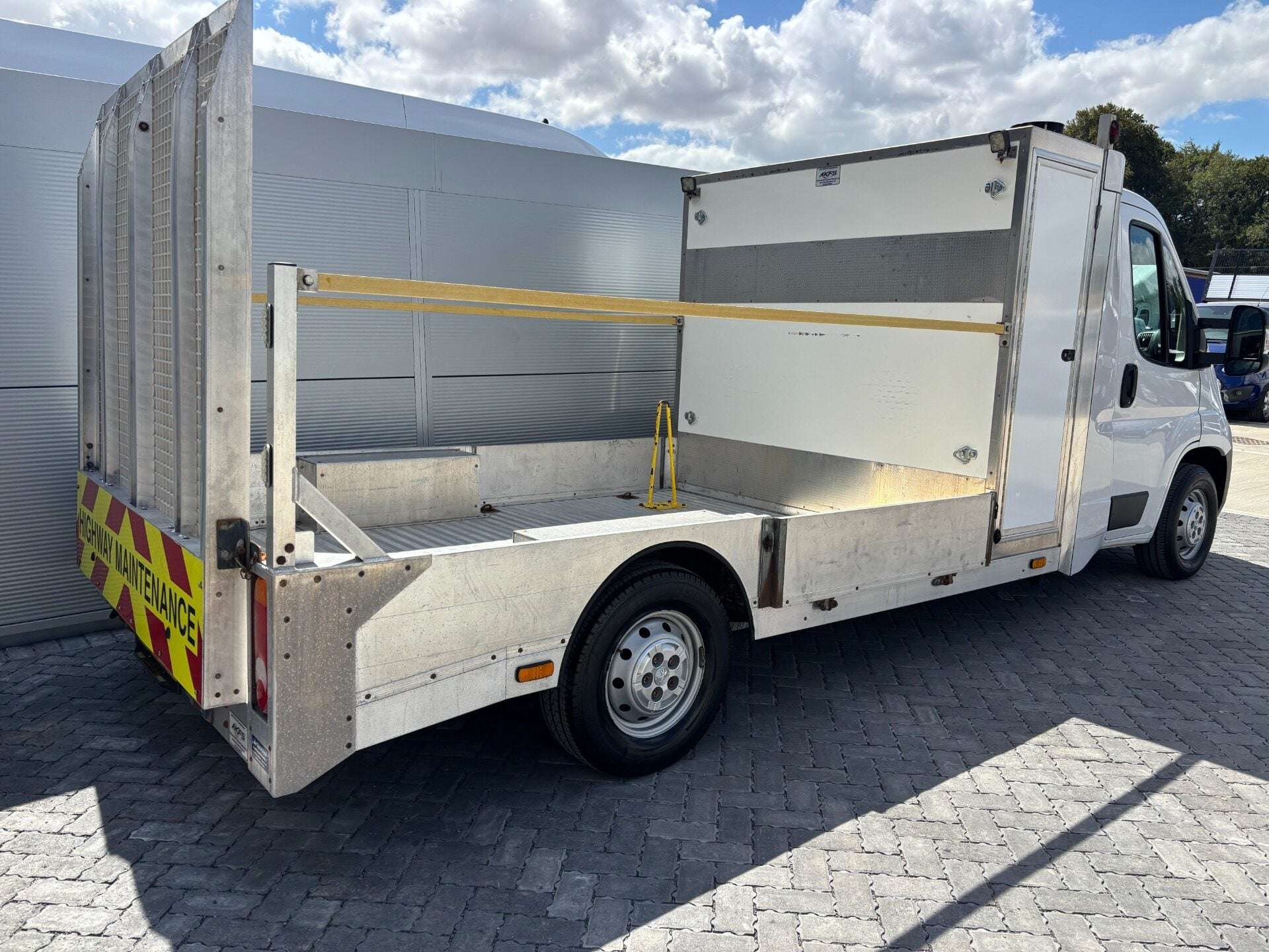 A 2021 PEUGEOT BOXER 335 L3 140 ps Drop & Go AKFS Lo Loader - Air Con A 2021 PEUGEOT BOXER 335 L3 140 ps Drop & Go AKFS Lo Loader - Air Con