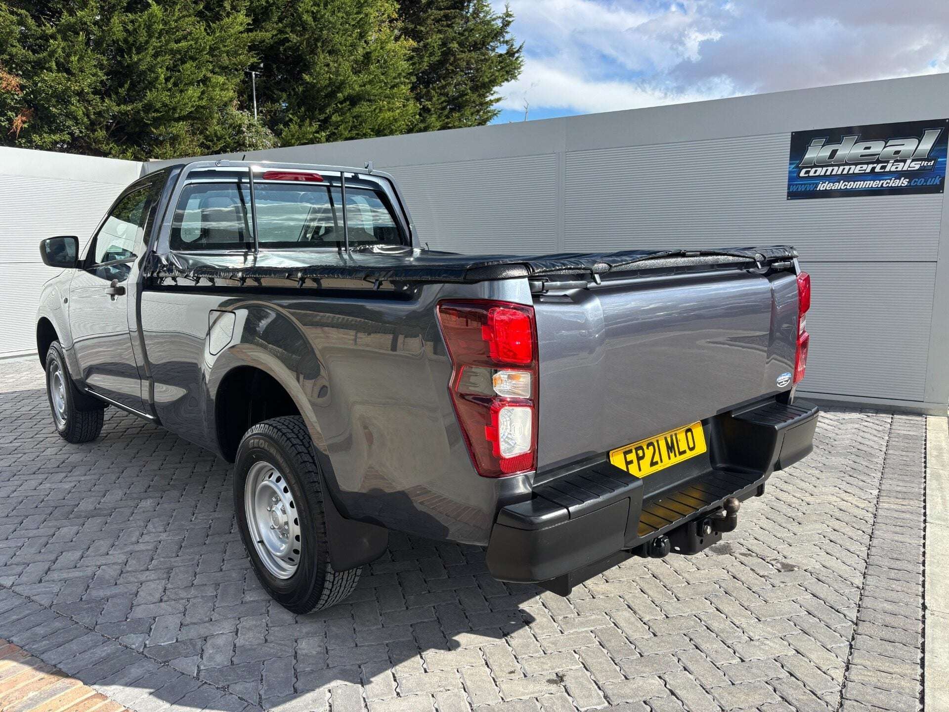 A 2021 ISUZU D-MAX Utility Single Cab 4x4 Pickup A 2021 ISUZU D-MAX Utility Single Cab 4x4 Pickup