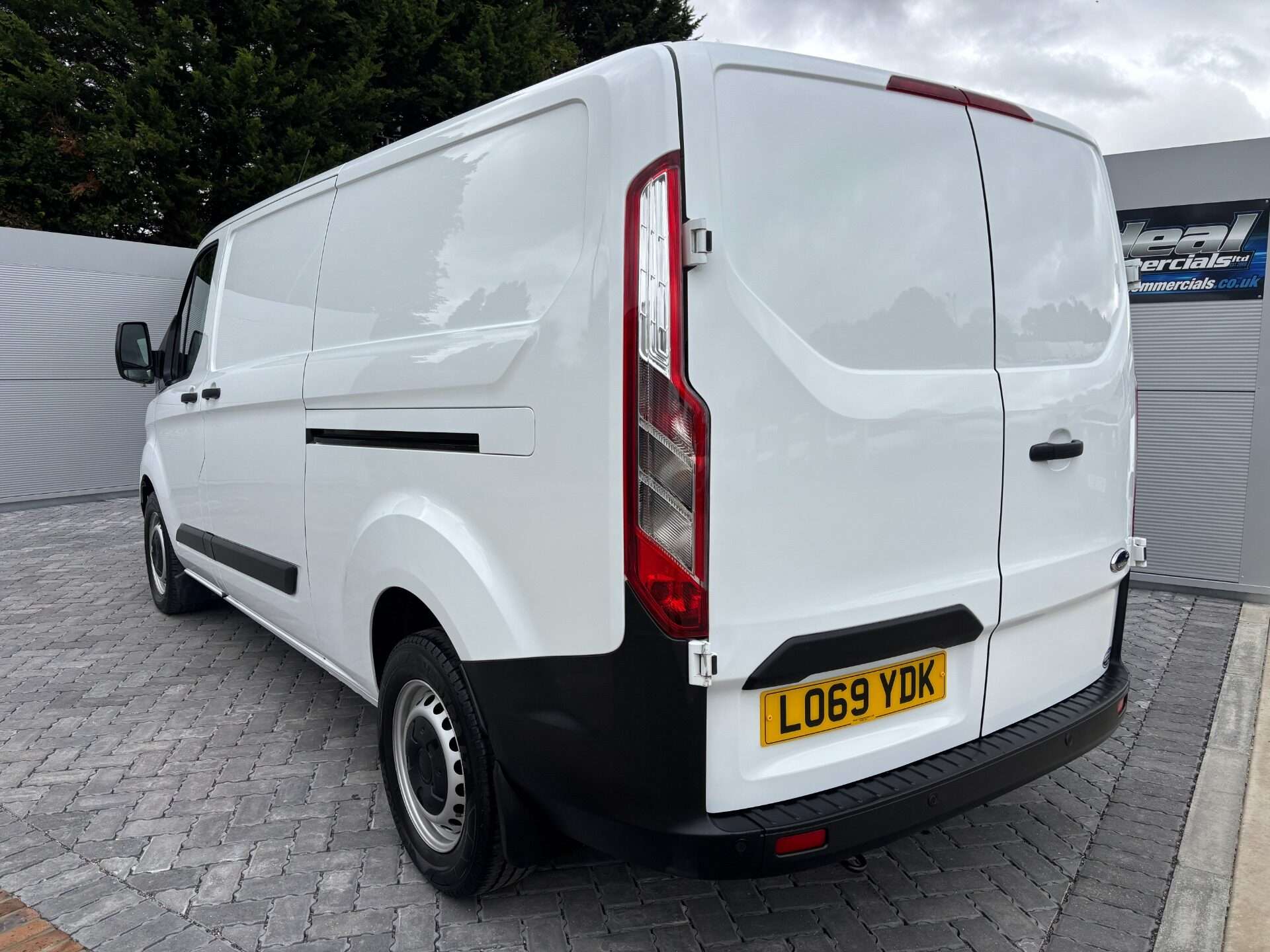 A 2020 FORD TRANSIT CUSTOM 320 L2 Leader Panel Van - Air Con / Sat Nav A 2020 FORD TRANSIT CUSTOM 320 L2 Leader Panel Van - Air Con / Sat Nav
