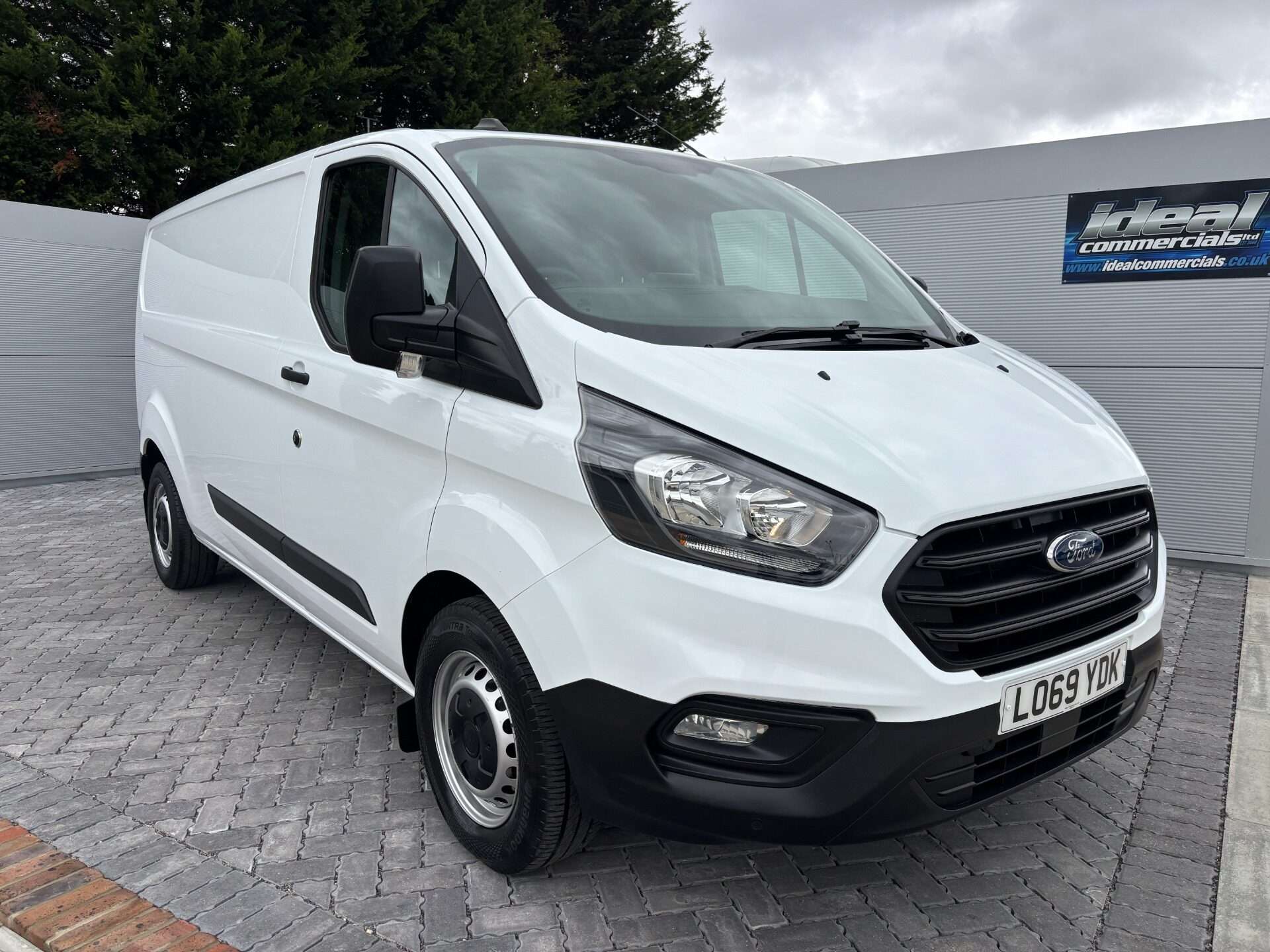 A 2020 FORD TRANSIT CUSTOM 320 L2 Leader Panel Van - Air Con / Sat Nav A 2020 FORD TRANSIT CUSTOM 320 L2 Leader Panel Van - Air Con / Sat Nav