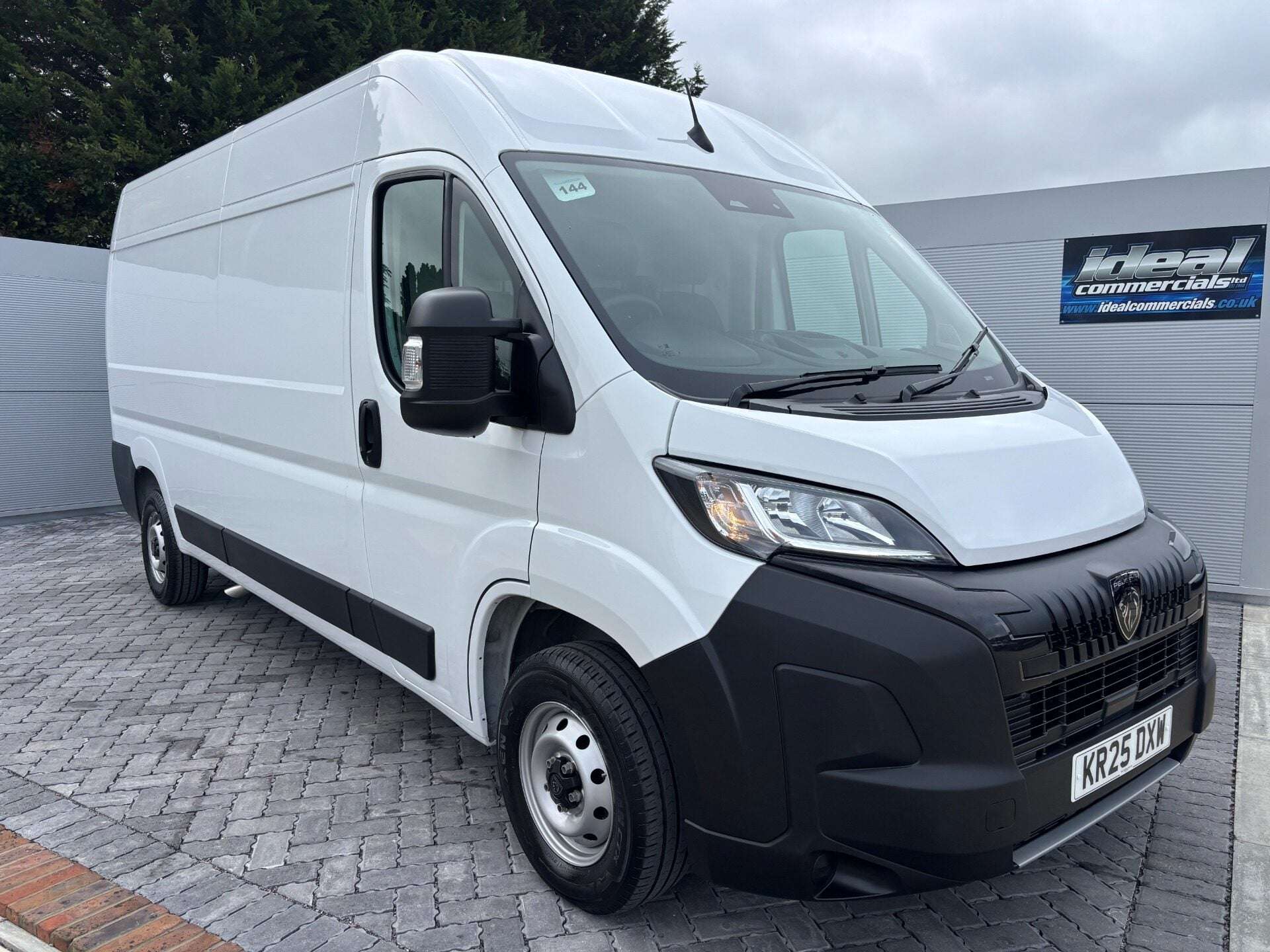 A 2025 PEUGEOT BOXER 35 L3H2 Professional 140 ps Panel Van A 2025 PEUGEOT BOXER 35 L3H2 Professional 140 ps Panel Van