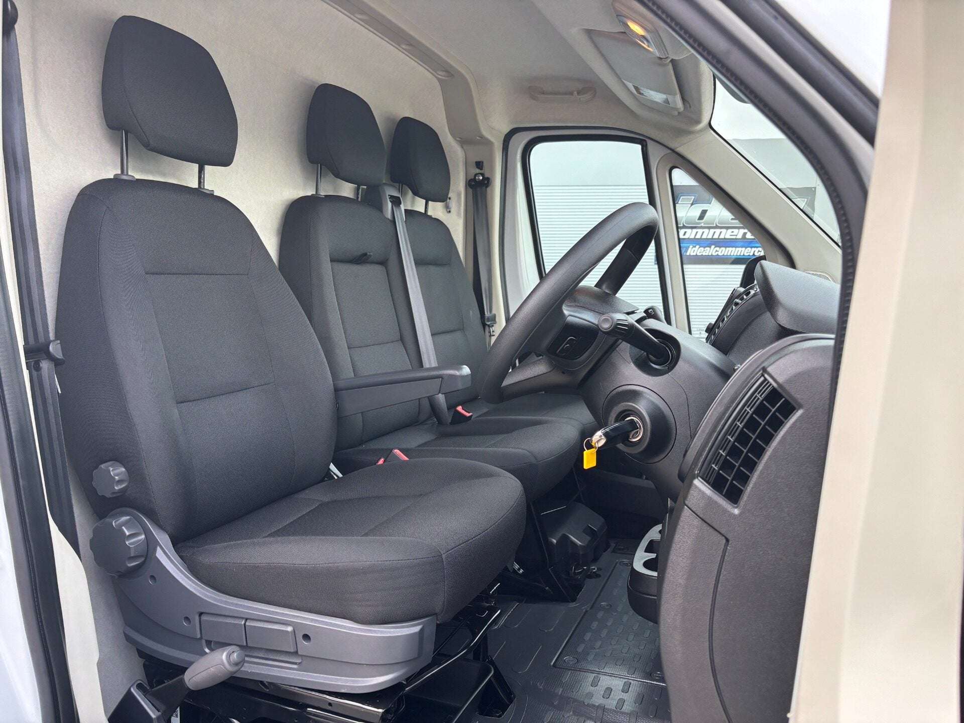 A 2025 PEUGEOT BOXER 35 L3H2 Professional 140 ps Panel Van A 2025 PEUGEOT BOXER 35 L3H2 Professional 140 ps Panel Van