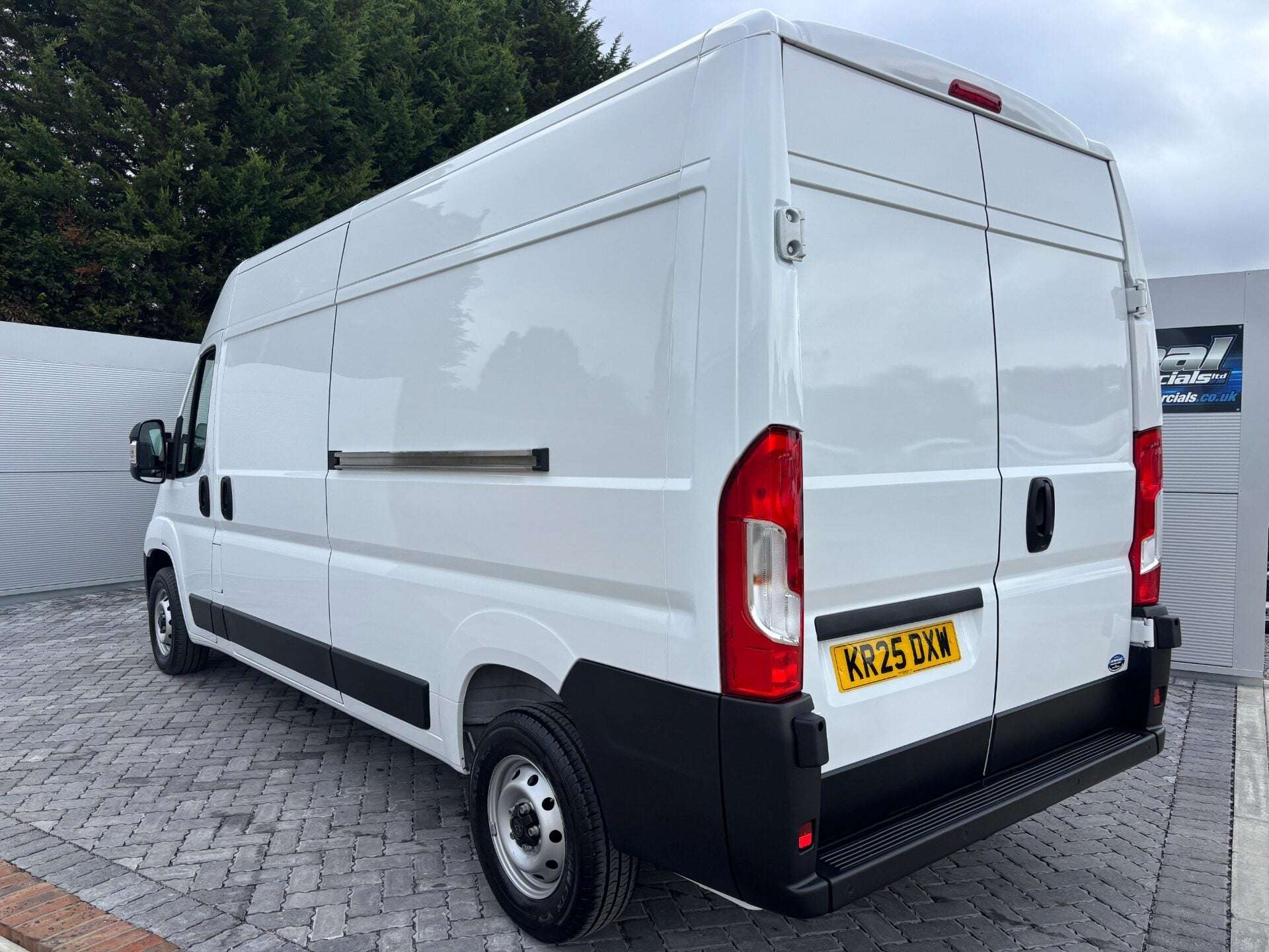 A 2025 PEUGEOT BOXER 35 L3H2 Professional 140 ps Panel Van A 2025 PEUGEOT BOXER 35 L3H2 Professional 140 ps Panel Van