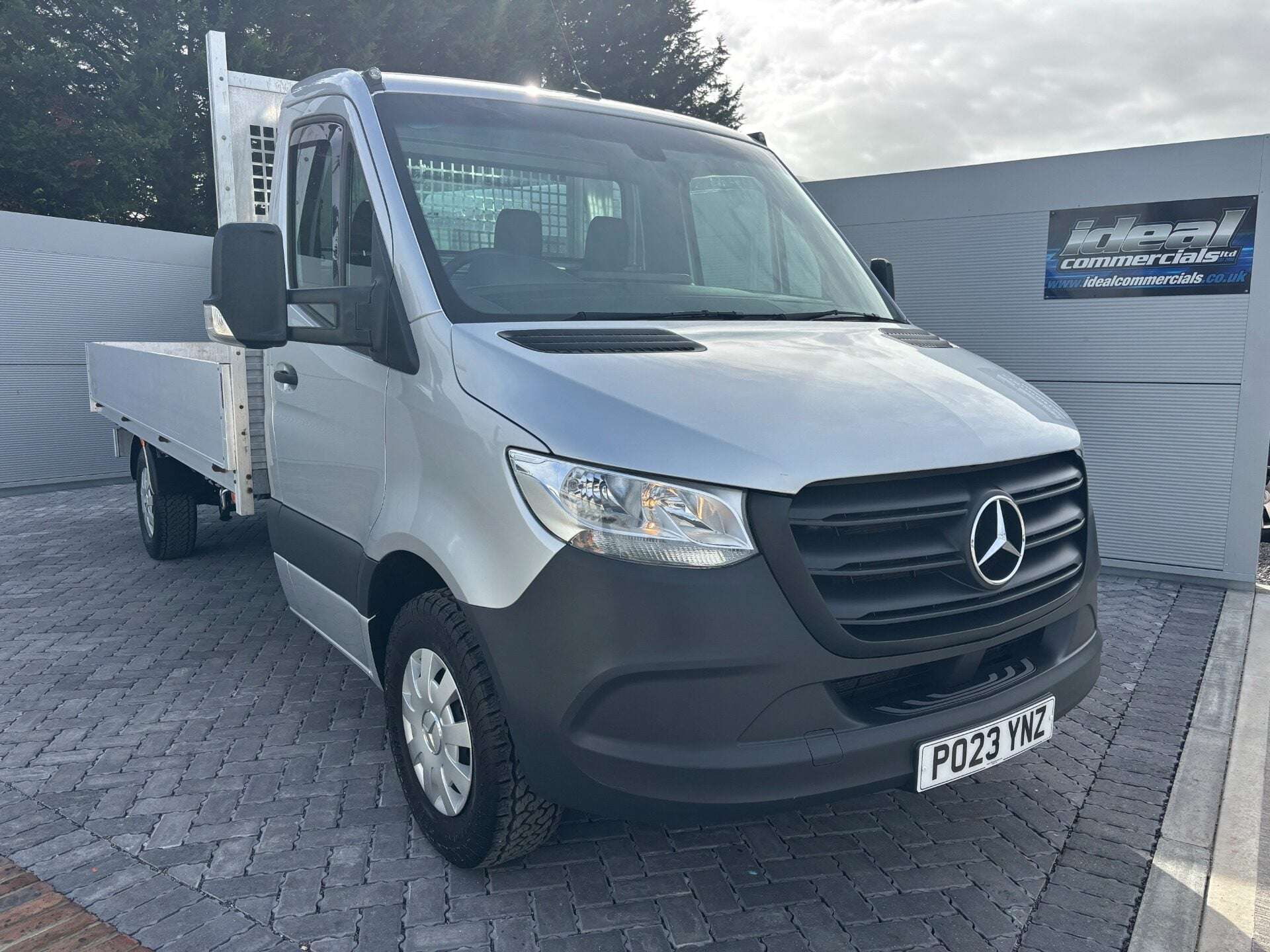 A 2023 MERCEDES-BENZ SPRINTER 315 Cdi Progressive 9g-Tronic Dropside Truck A 2023 MERCEDES-BENZ SPRINTER 315 Cdi Progressive 9g-Tronic Dropside Truck