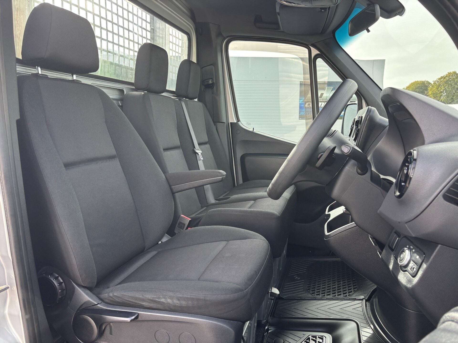 A 2023 MERCEDES-BENZ SPRINTER 315 Cdi Progressive 9g-Tronic Dropside Truck A 2023 MERCEDES-BENZ SPRINTER 315 Cdi Progressive 9g-Tronic Dropside Truck