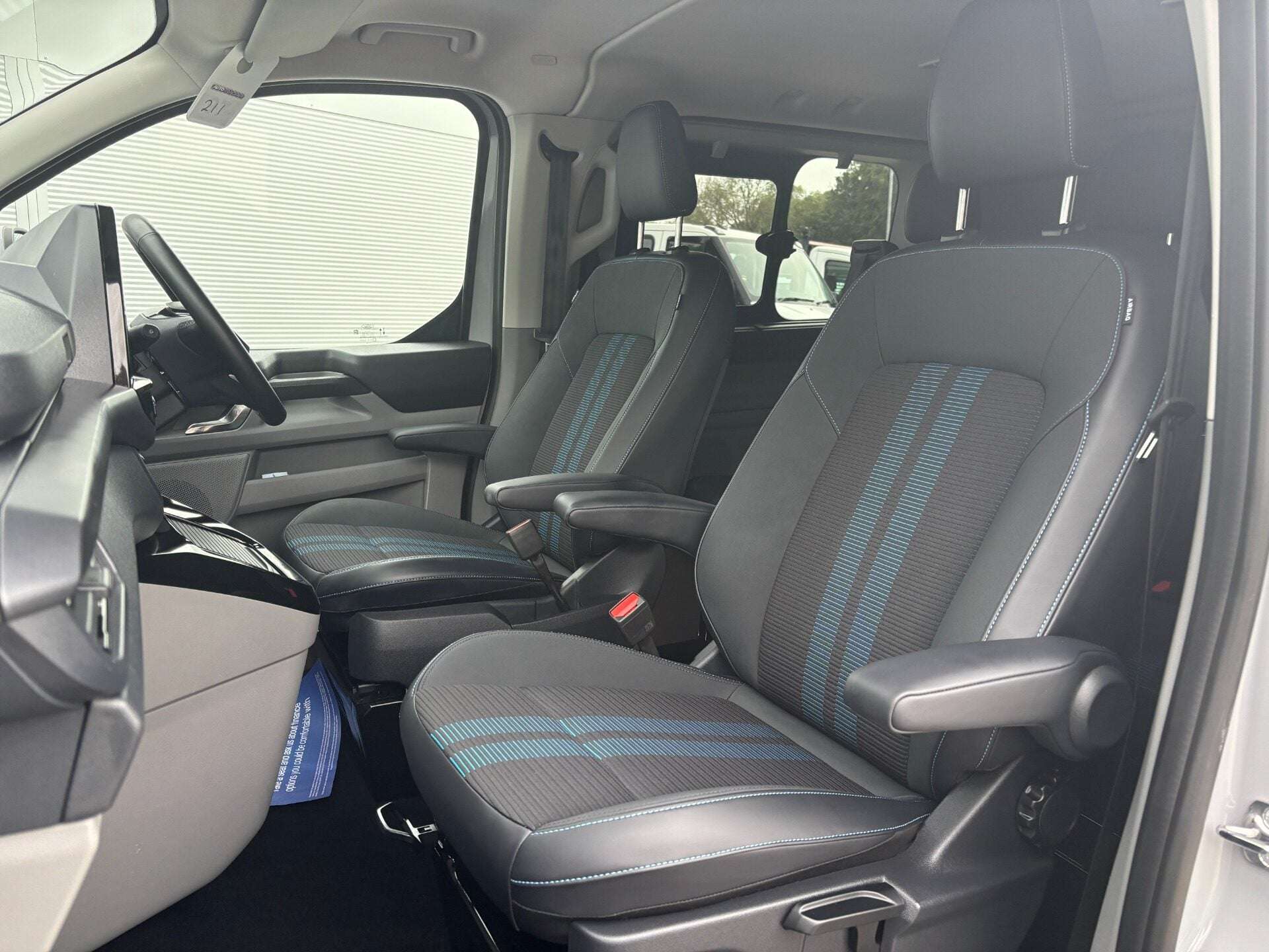 A 2026 FORD TRANSIT CUSTOM 320 L1 Sport 170 ps Automatic AWD DCIV with Tailgate A 2026 FORD TRANSIT CUSTOM 320 L1 Sport 170 ps Automatic AWD DCIV with Tailgate