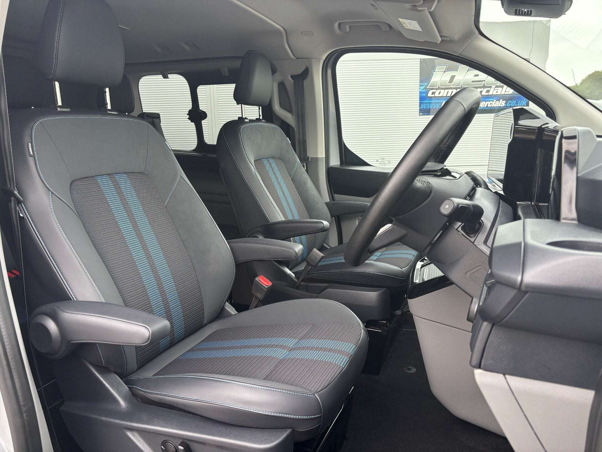 A 2026 FORD TRANSIT CUSTOM 320 L1 Sport 170 ps Automatic AWD DCIV with Tailgate A 2026 FORD TRANSIT CUSTOM 320 L1 Sport 170 ps Automatic AWD DCIV with Tailgate