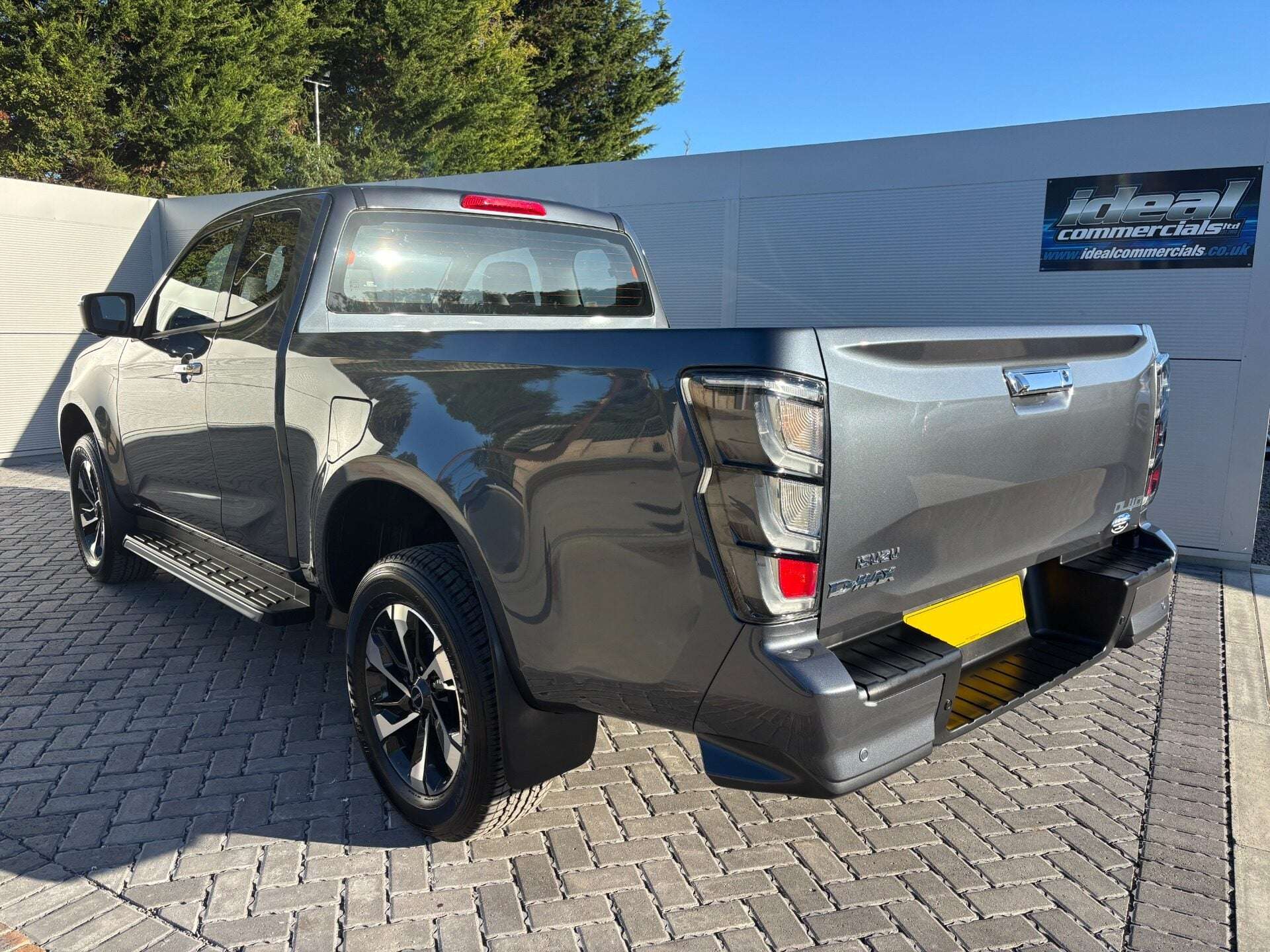 A 2026 ISUZU D-MAX DL40 4x4 Extended Cab 2.2 Automatic Pickup - In Stock! A 2026 ISUZU D-MAX DL40 4x4 Extended Cab 2.2 Automatic Pickup - In Stock!
