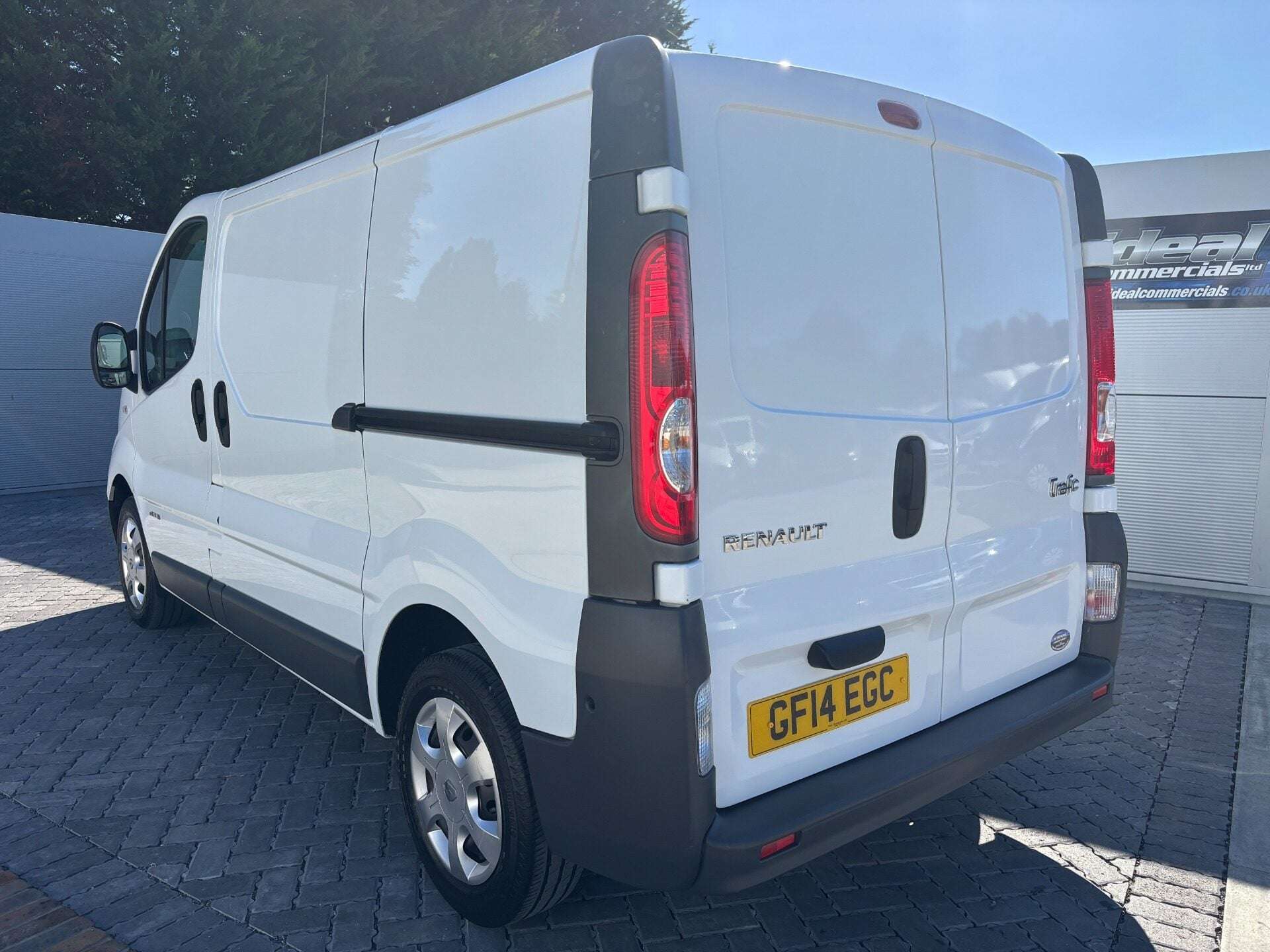 A 2014 RENAULT TRAFIC SL27 115ps dCi Panel Van - Low Miles A 2014 RENAULT TRAFIC SL27 115ps dCi Panel Van - Low Miles