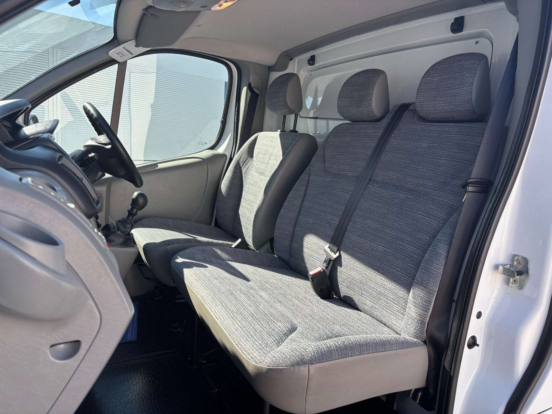 A 2014 RENAULT TRAFIC SL27 115ps dCi Panel Van - Low Miles A 2014 RENAULT TRAFIC SL27 115ps dCi Panel Van - Low Miles