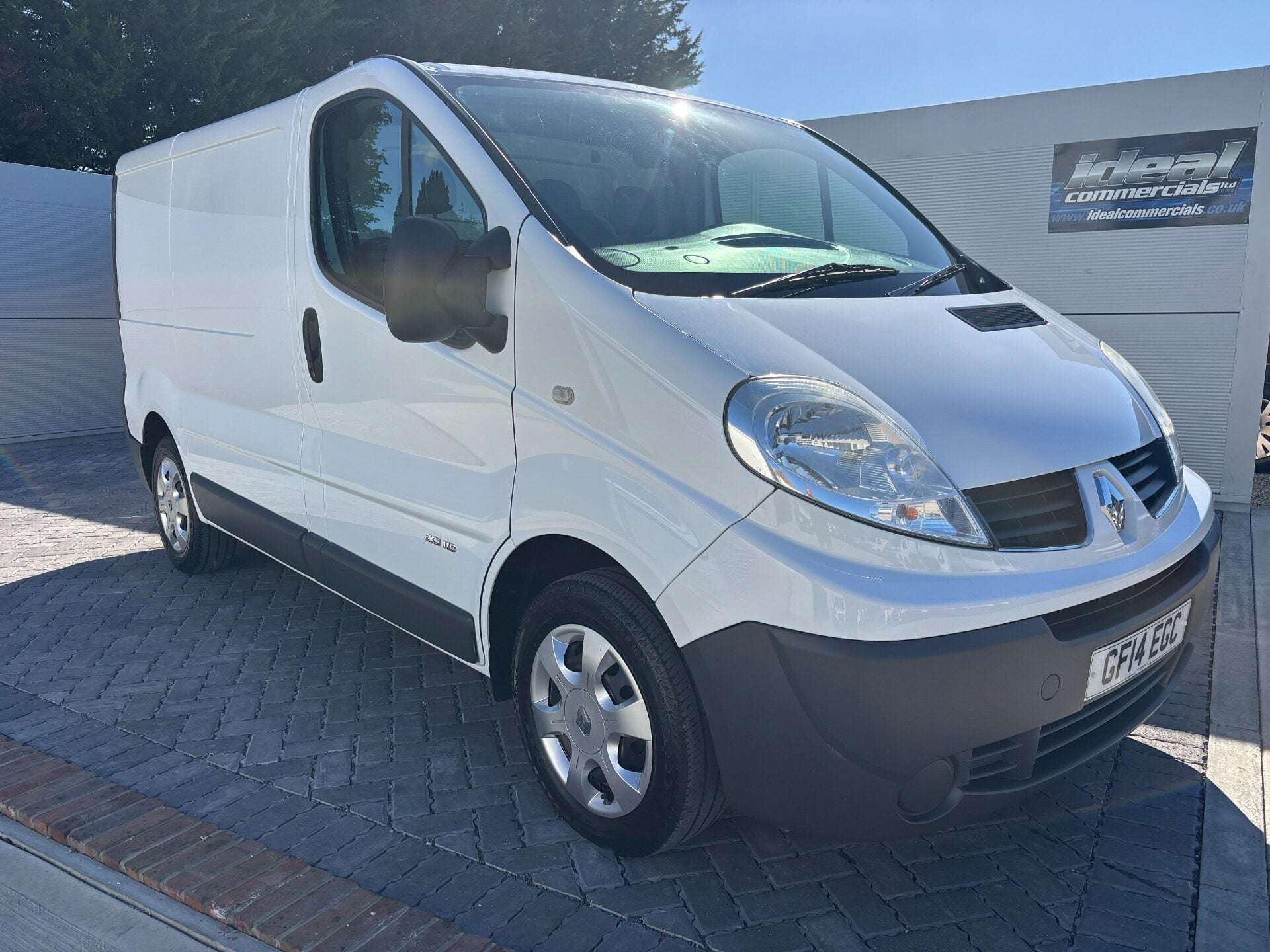 A 2014 RENAULT TRAFIC SL27 115ps dCi Panel Van - Low Miles A 2014 RENAULT TRAFIC SL27 115ps dCi Panel Van - Low Miles