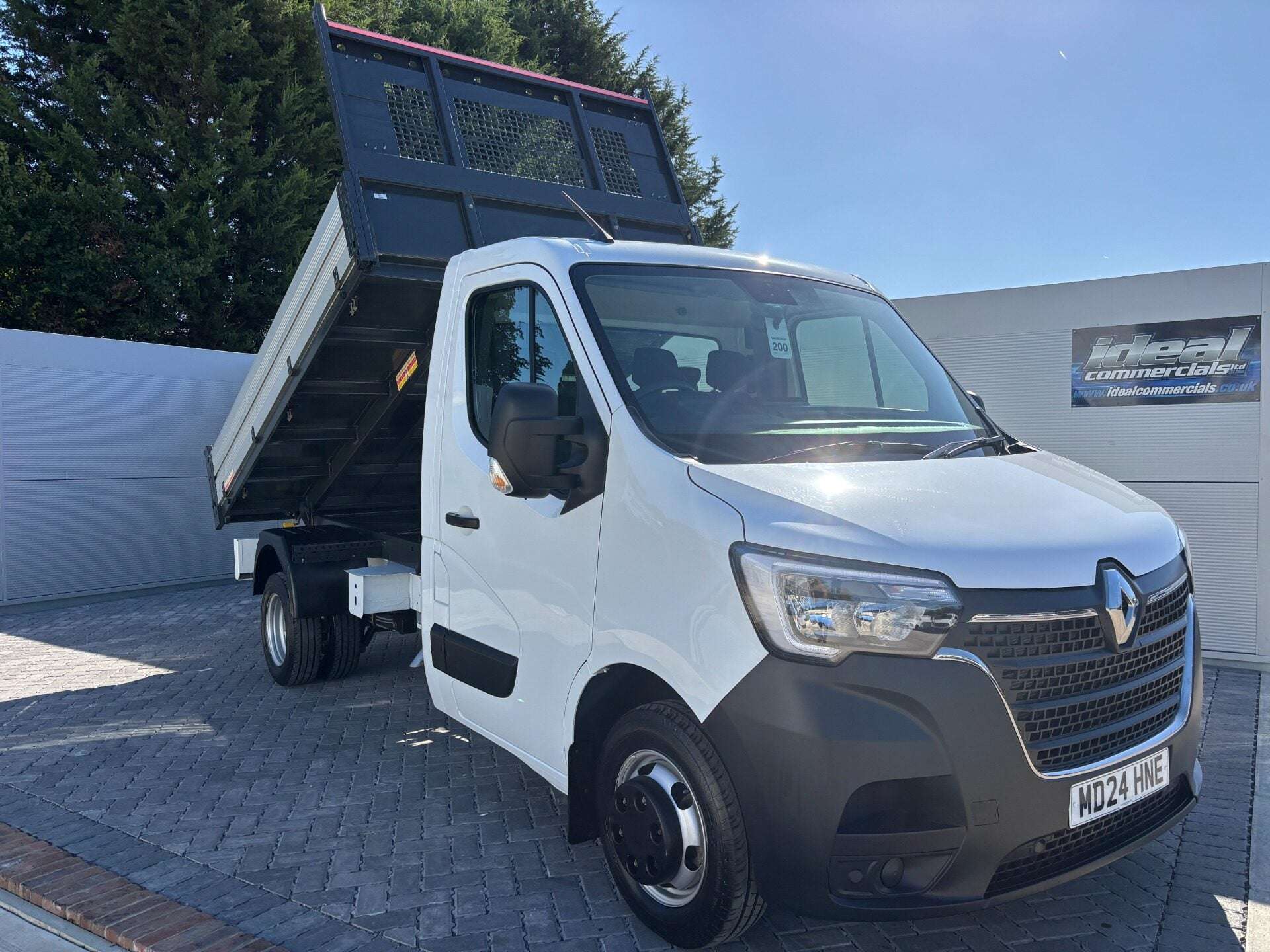 A 2024 RENAULT MASTER ML35TW Business 130 ps Single Cab Tipper - Air Con / Sat Nav A 2024 RENAULT MASTER ML35TW Business 130 ps Single Cab Tipper - Air Con / Sat Nav