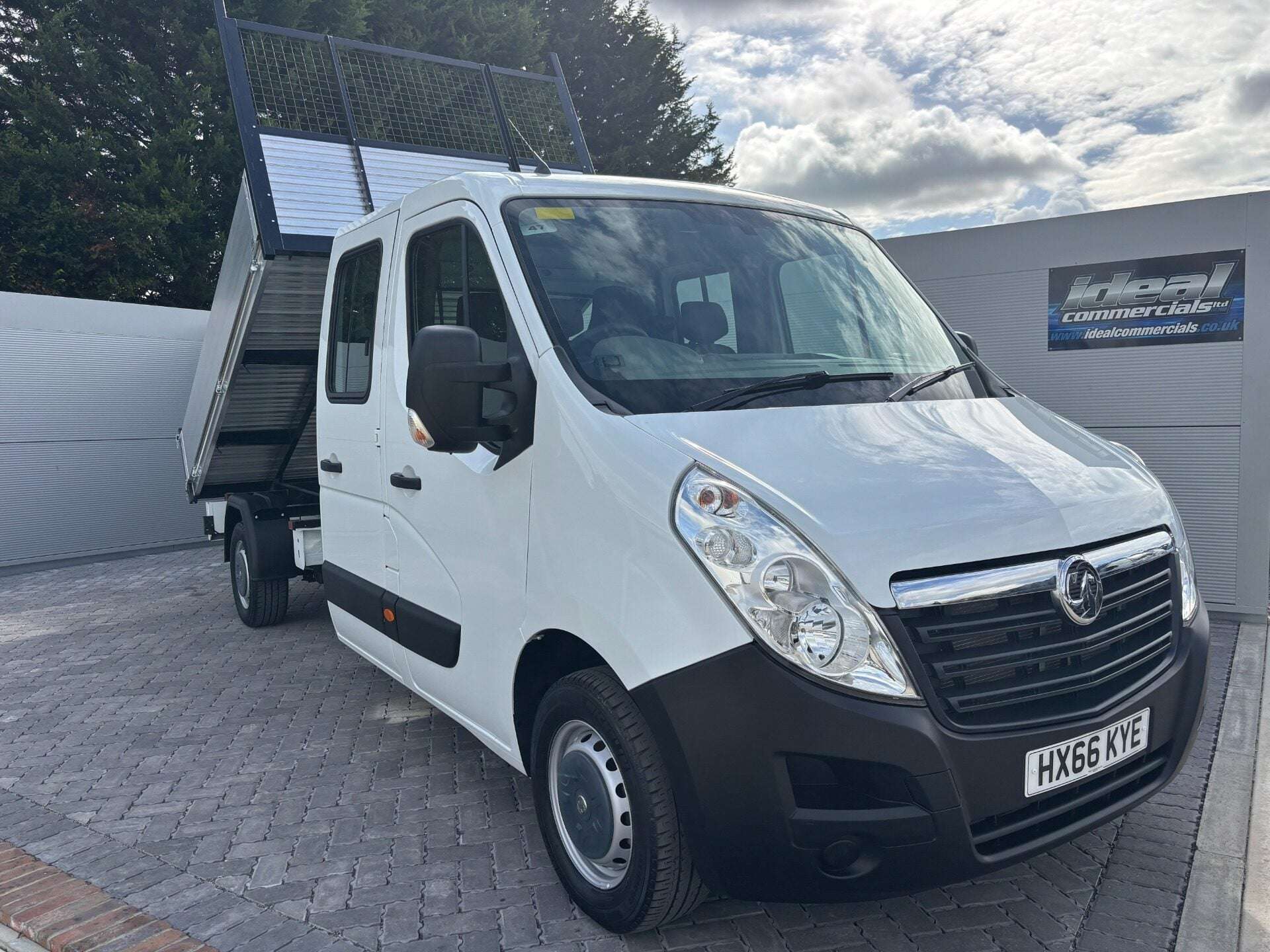 A 2016 VAUXHALL MOVANO F3500 L3 125 ps Crew Cab Tipper - Air Con - Euro 6 A 2016 VAUXHALL MOVANO F3500 L3 125 ps Crew Cab Tipper - Air Con - Euro 6