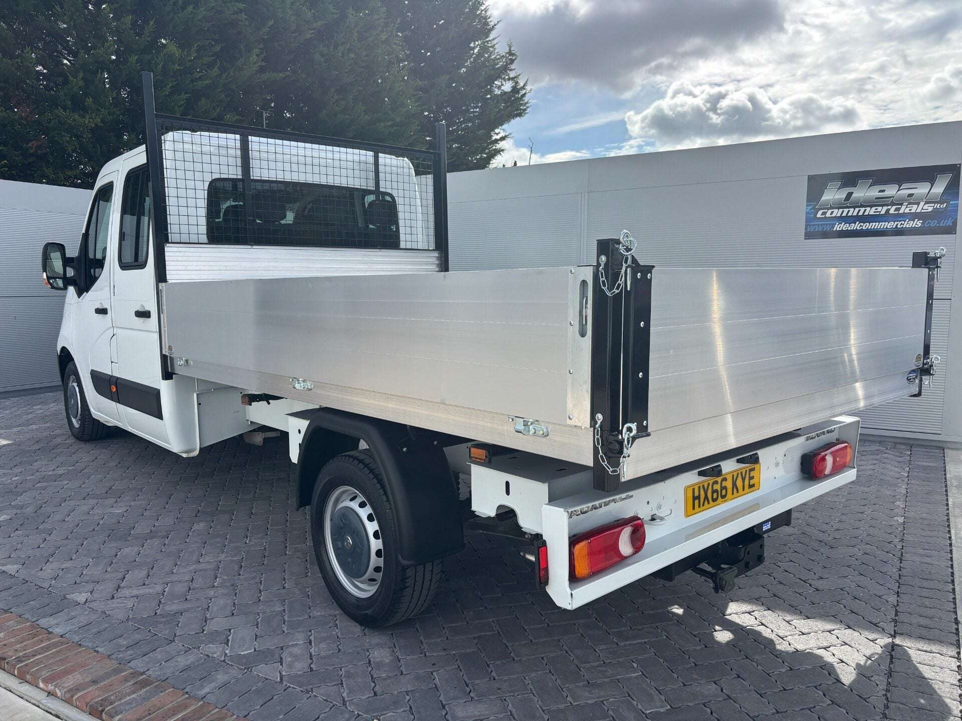 A 2016 VAUXHALL MOVANO F3500 L3 125 ps Crew Cab Tipper - Air Con - Euro 6 A 2016 VAUXHALL MOVANO F3500 L3 125 ps Crew Cab Tipper - Air Con - Euro 6