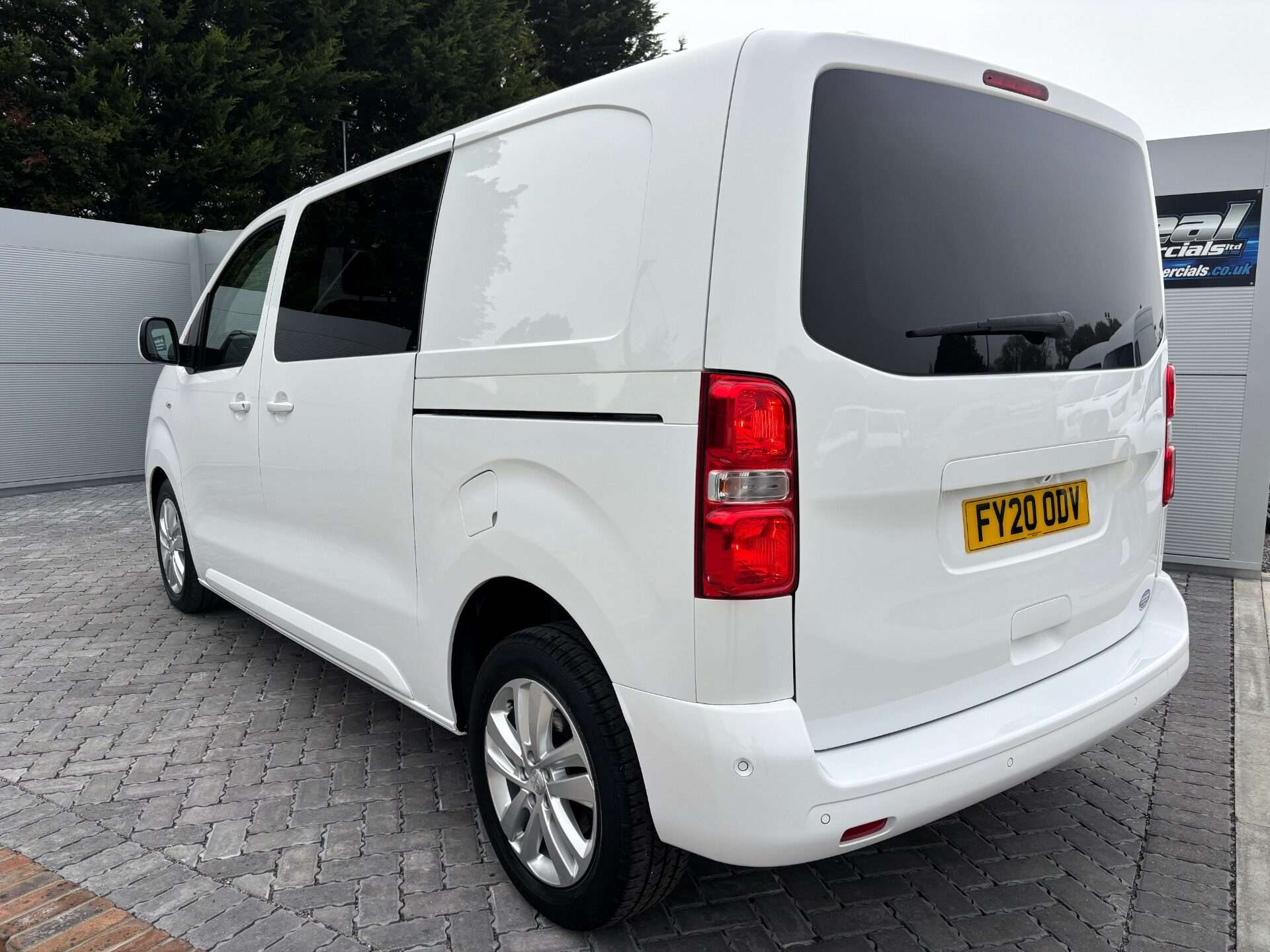 A 2020 PEUGEOT EXPERT Ashpahlt L1 180 ps Automatic BlueHDi Crew Van - Tailgate A 2020 PEUGEOT EXPERT Ashpahlt L1 180 ps Automatic BlueHDi Crew Van - Tailgate
