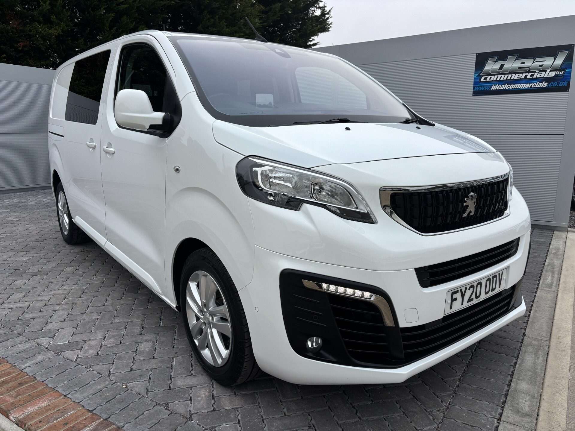 A 2020 PEUGEOT EXPERT Ashpahlt L1 180 ps Automatic BlueHDi Crew Van - Tailgate A 2020 PEUGEOT EXPERT Ashpahlt L1 180 ps Automatic BlueHDi Crew Van - Tailgate
