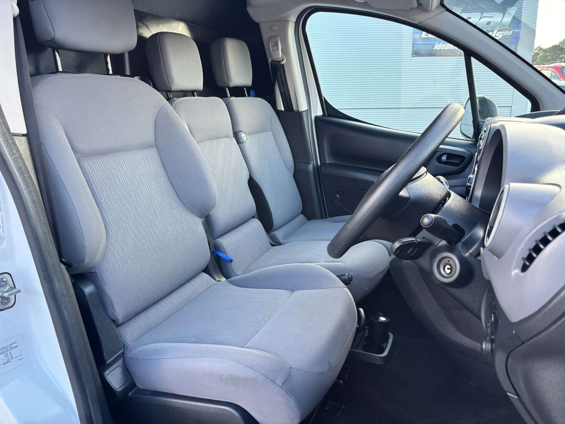 A 2015 PEUGEOT PARTNER 850 L1 SE ATV 90 ps Hdi Panel Van A 2015 PEUGEOT PARTNER 850 L1 SE ATV 90 ps Hdi Panel Van