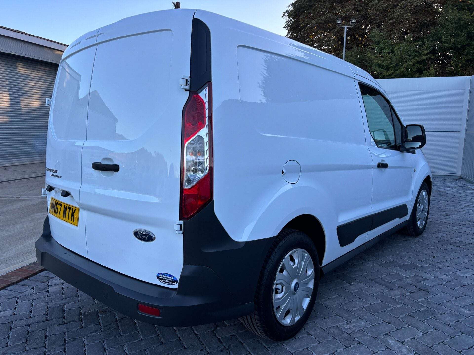A 2018 FORD TRANSIT CONNECT 200 L1 100ps Panel Van - No VAT A 2018 FORD TRANSIT CONNECT 200 L1 100ps Panel Van - No VAT