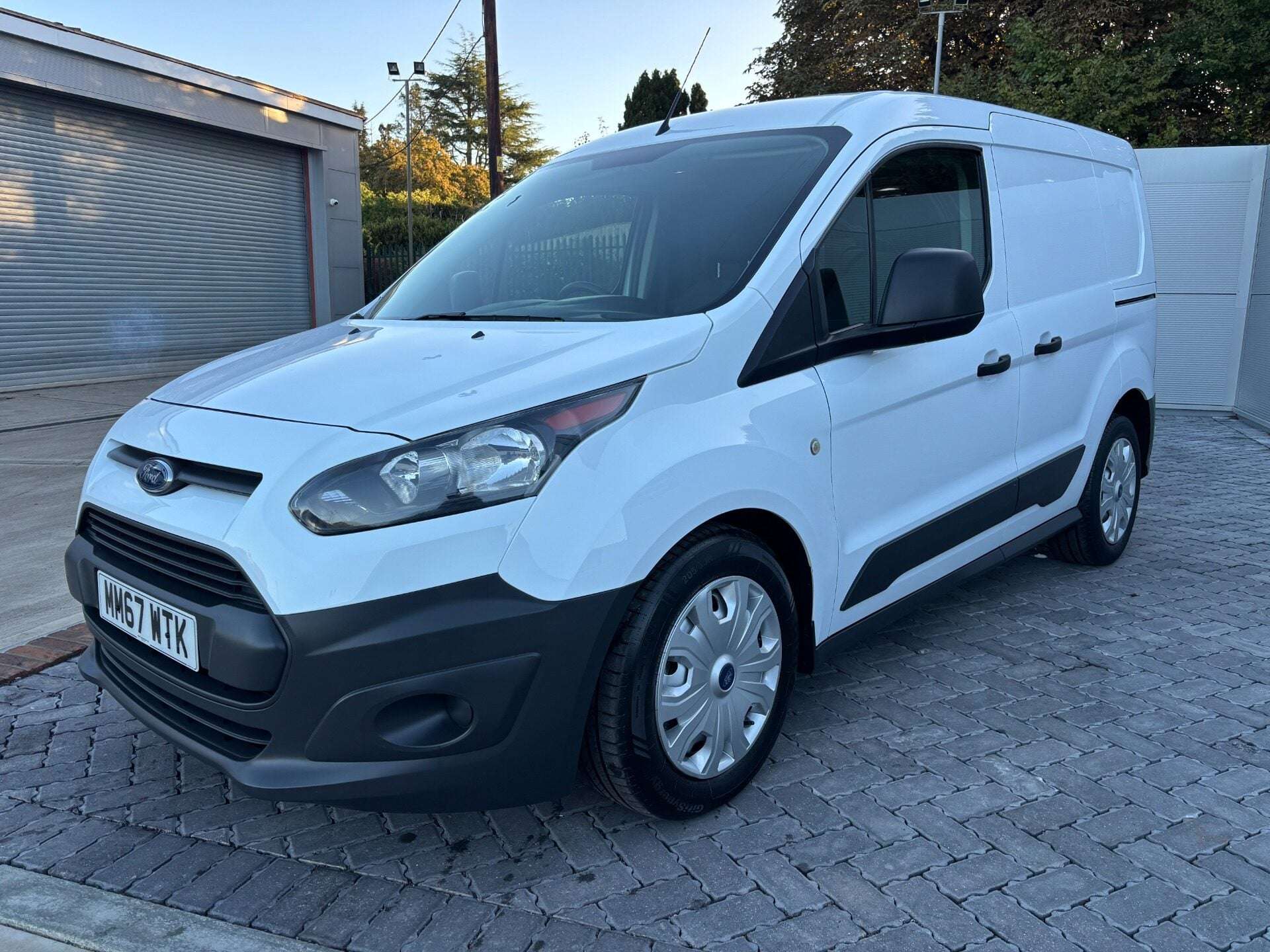 A 2018 FORD TRANSIT CONNECT 200 L1 100ps Panel Van - No VAT A 2018 FORD TRANSIT CONNECT 200 L1 100ps Panel Van - No VAT