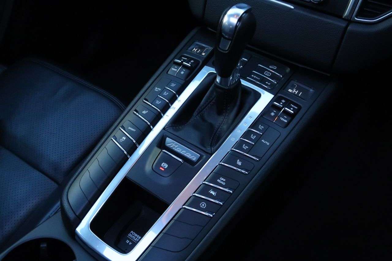 2017 PORSCHE MACAN 2017 PORSCHE MACAN