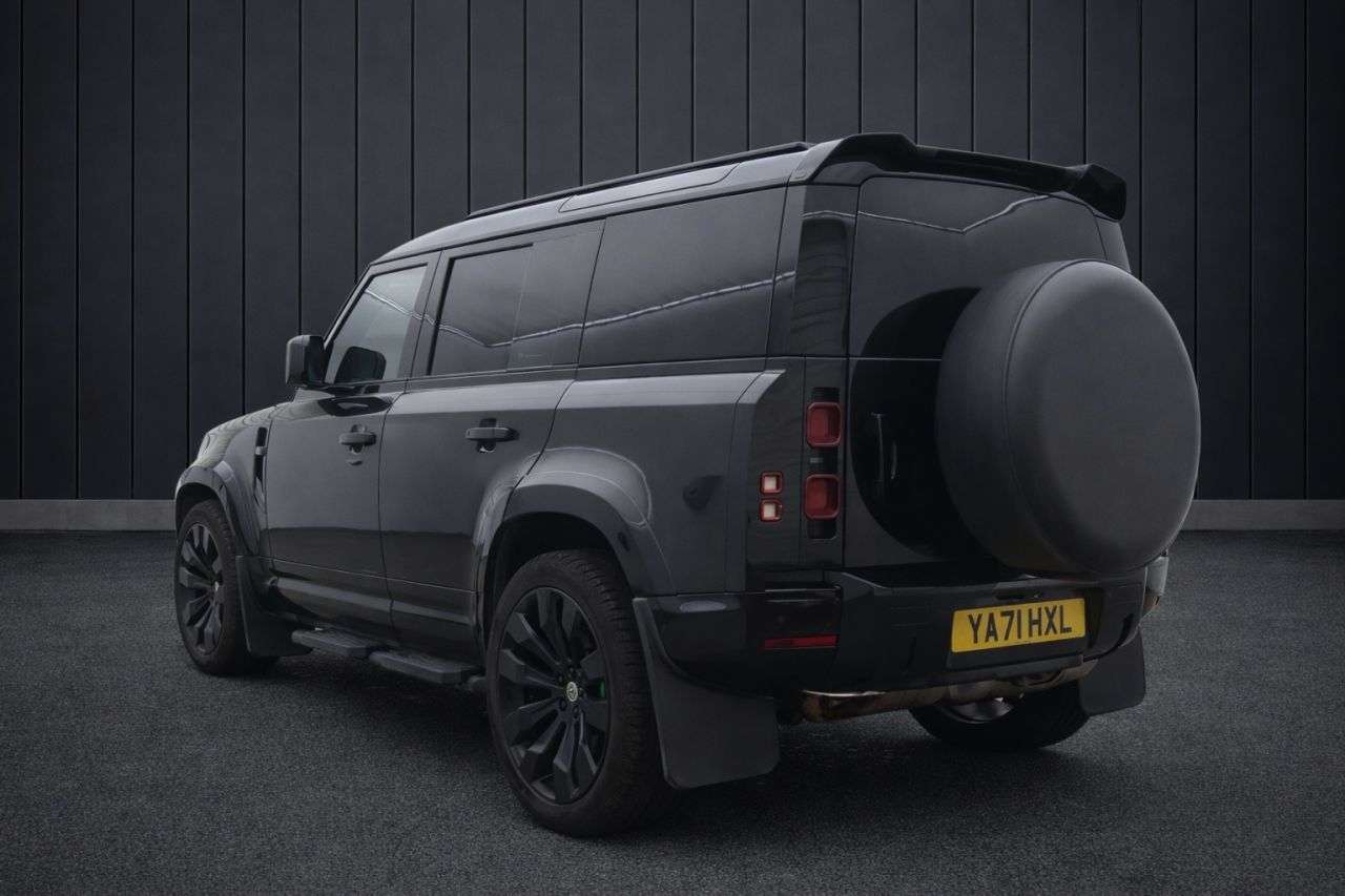 A 2022 LAND ROVER DEFENDER 3.0 D300 MHEV HSE Hard Top SUV 5dr Diesel Auto 4WD MWB Euro 6 (s/s) (300 ps A 2022 LAND ROVER DEFENDER 3.0 D300 MHEV HSE Hard Top SUV 5dr Diesel Auto 4WD MWB Euro 6 (s/s) (300 ps