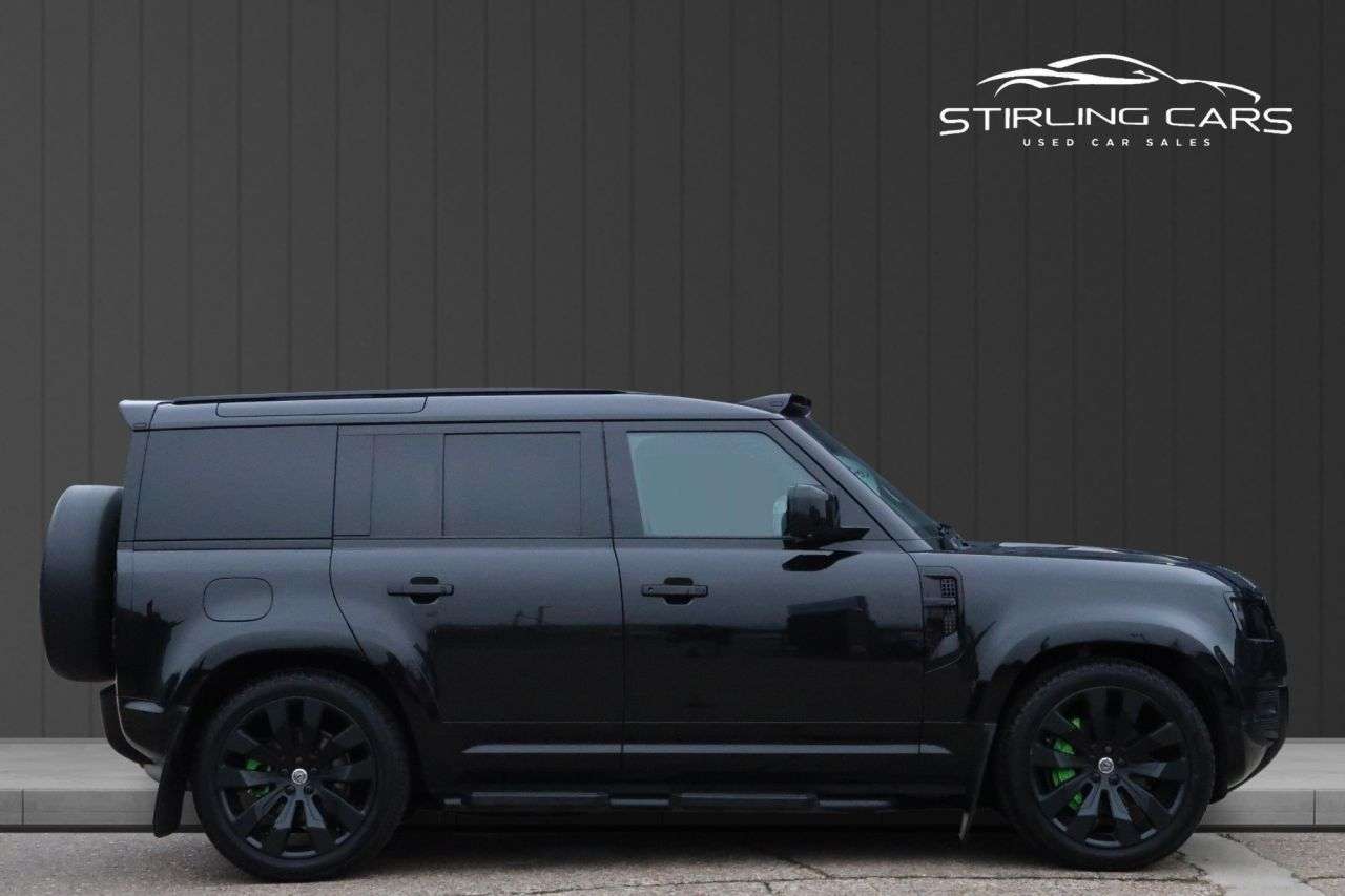 A 2022 LAND ROVER DEFENDER 3.0 D300 MHEV HSE Hard Top SUV 5dr Diesel Auto 4WD MWB Euro 6 (s/s) (300 ps A 2022 LAND ROVER DEFENDER 3.0 D300 MHEV HSE Hard Top SUV 5dr Diesel Auto 4WD MWB Euro 6 (s/s) (300 ps