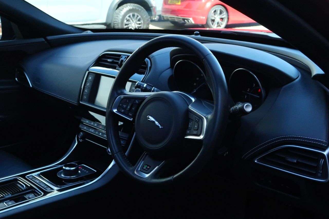 A 2018 JAGUAR XE 2.0i R-Sport Saloon 4dr Petrol Auto Euro 6 (s/s) (200 ps) FINANCE+WARRANTY+ A 2018 JAGUAR XE 2.0i R-Sport Saloon 4dr Petrol Auto Euro 6 (s/s) (200 ps) FINANCE+WARRANTY+