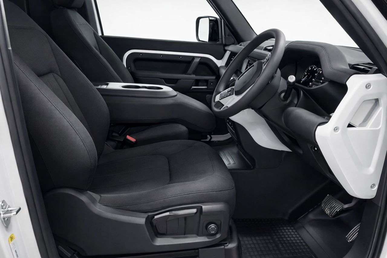 A 2021 LAND ROVER DEFENDER 3.0 D200 MHEV Hard Top SUV 3dr Diesel Auto 4WD SWB Euro 6 (s/s) (200 ps) FI A 2021 LAND ROVER DEFENDER 3.0 D200 MHEV Hard Top SUV 3dr Diesel Auto 4WD SWB Euro 6 (s/s) (200 ps) FI