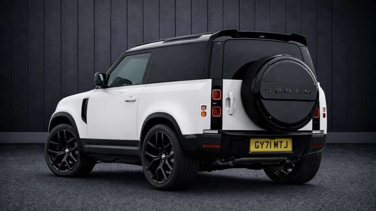 A 2021 LAND ROVER DEFENDER 3.0 D200 MHEV Hard Top SUV 3dr Diesel Auto 4WD SWB Euro 6 (s/s) (200 ps) FI A 2021 LAND ROVER DEFENDER 3.0 D200 MHEV Hard Top SUV 3dr Diesel Auto 4WD SWB Euro 6 (s/s) (200 ps) FI