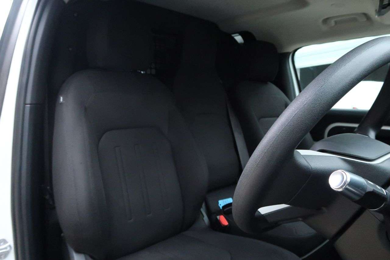 A 2021 LAND ROVER DEFENDER 3.0 D200 MHEV Hard Top SUV 3dr Diesel Auto 4WD SWB Euro 6 (s/s) (200 ps) FI A 2021 LAND ROVER DEFENDER 3.0 D200 MHEV Hard Top SUV 3dr Diesel Auto 4WD SWB Euro 6 (s/s) (200 ps) FI