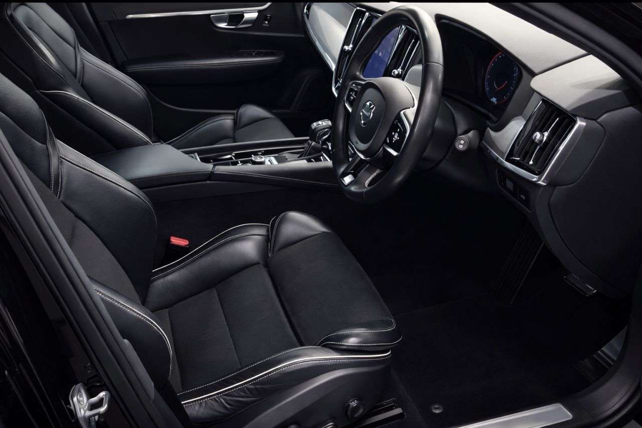 A 2017 VOLVO V90 2.0 D5 PowerPulse R-Design Estate 5dr Diesel Auto AWD Euro 6 (s/s) (235 ps) A 2017 VOLVO V90 2.0 D5 PowerPulse R-Design Estate 5dr Diesel Auto AWD Euro 6 (s/s) (235 ps)